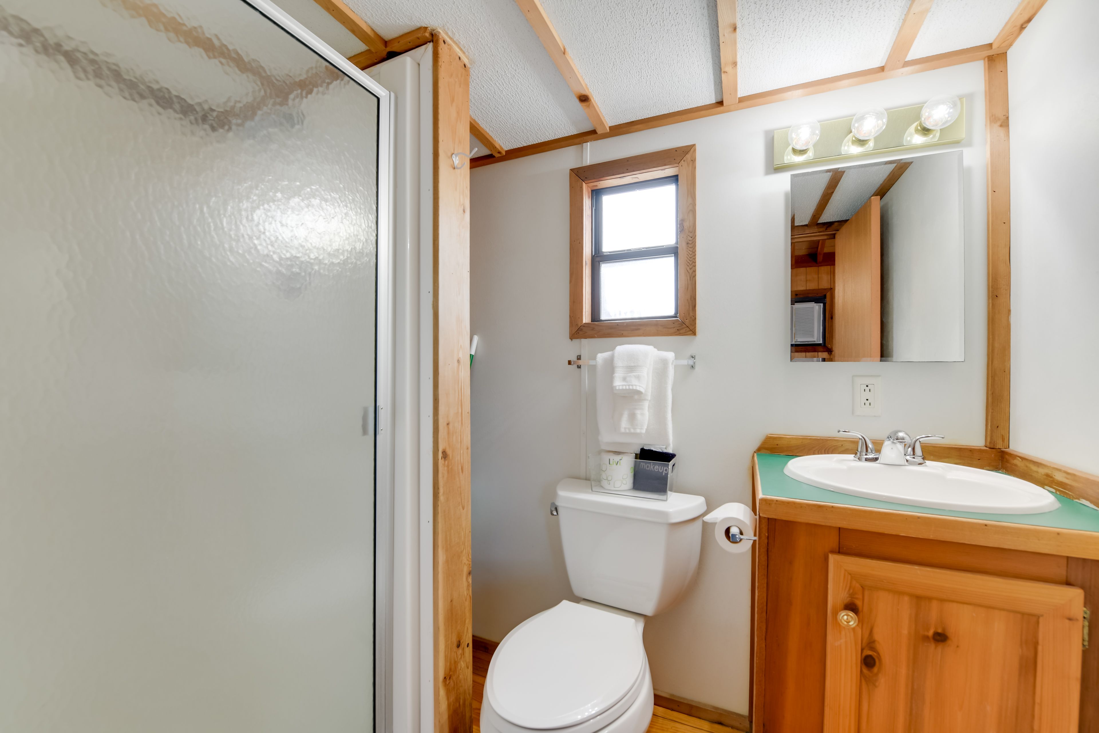 Studio | Full Bathroom | Towels Provided