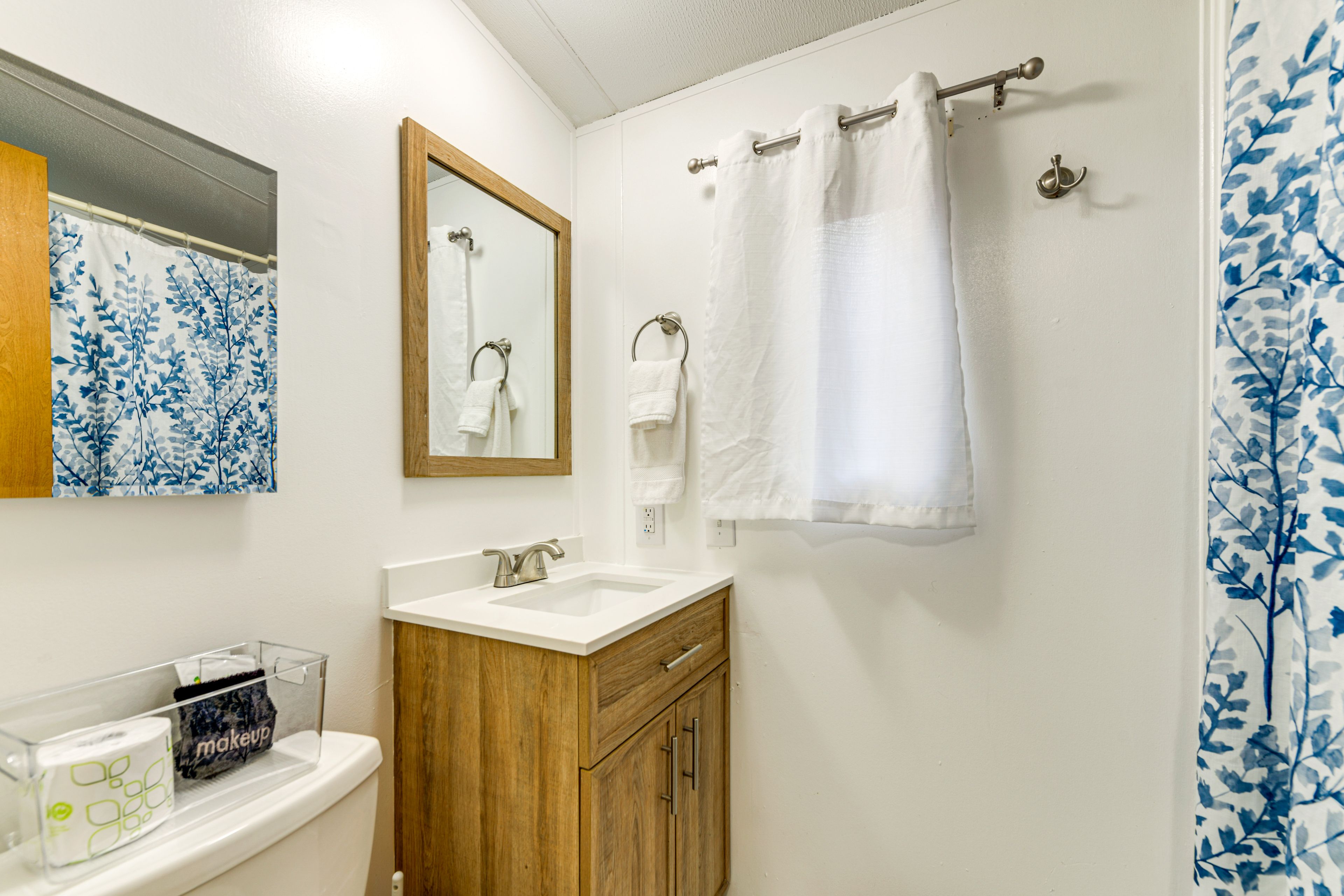 Full Bathroom | Towels Provided