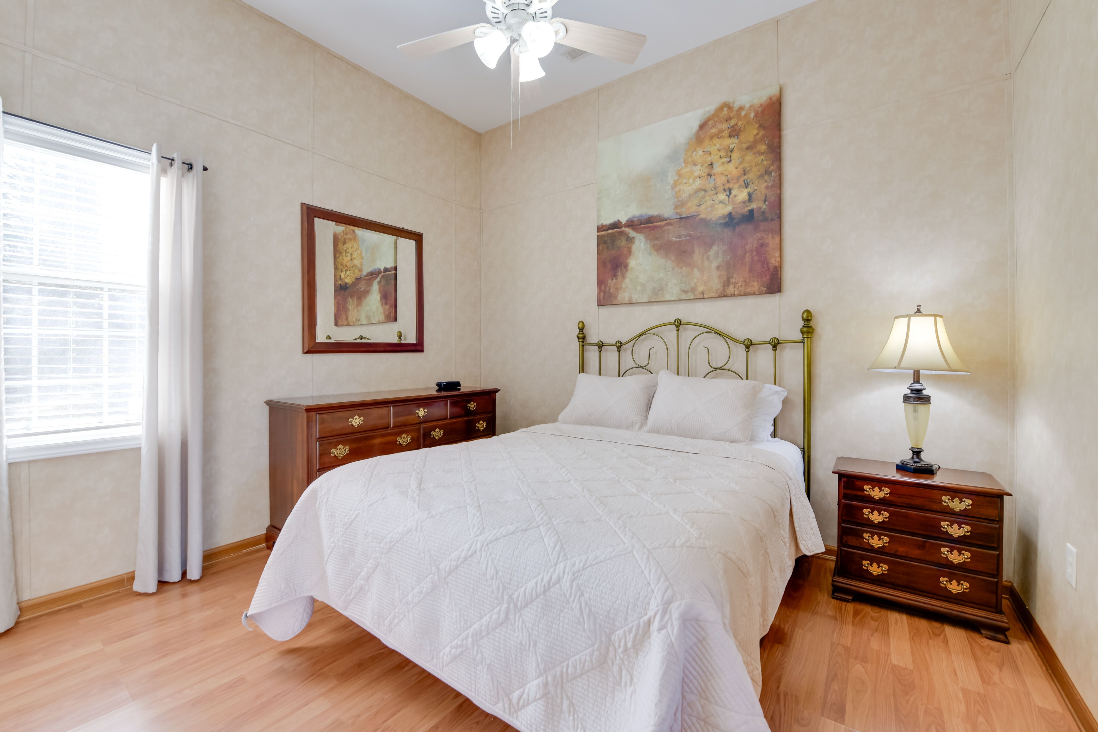 Studio | Queen Bed | Washer & Dryer