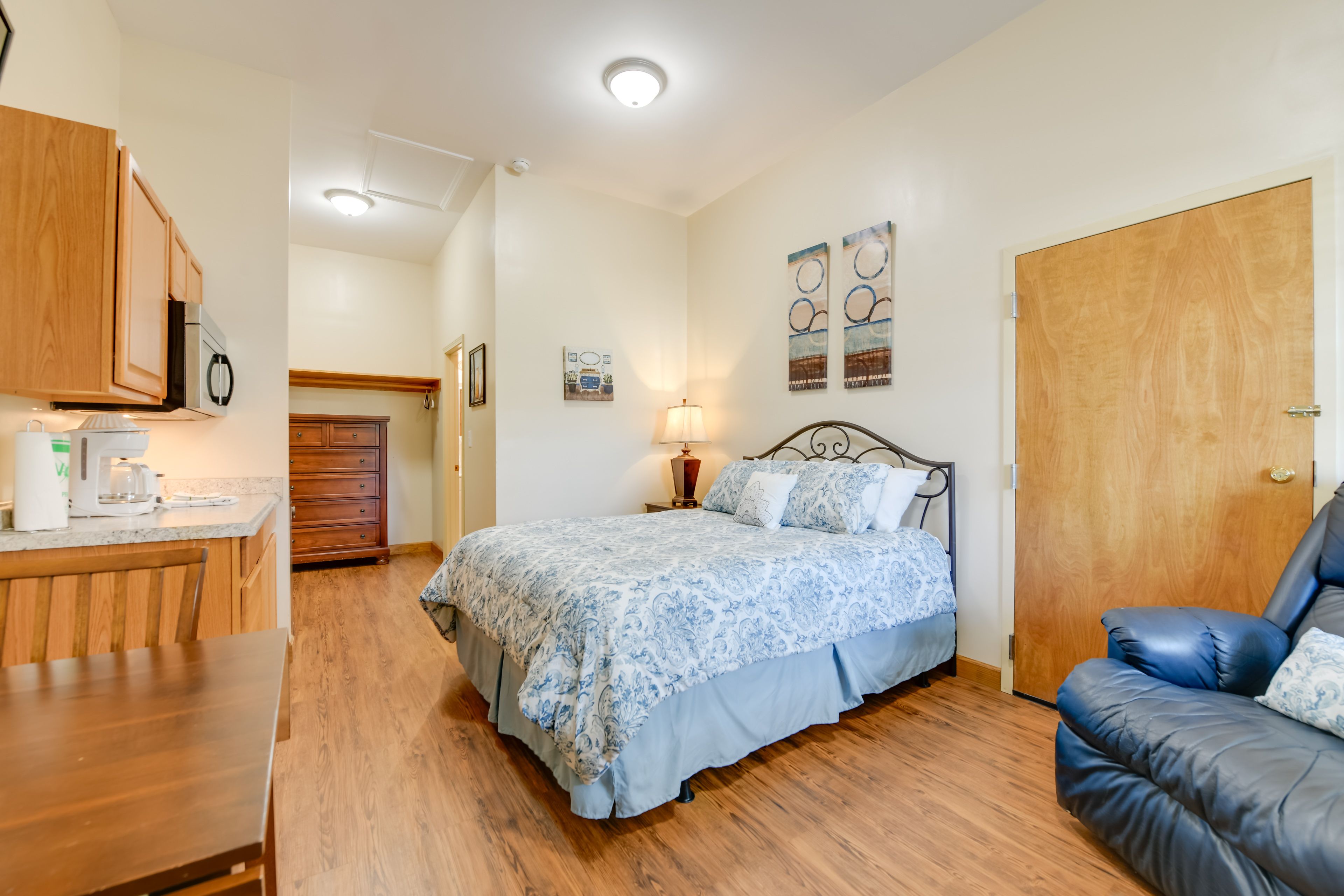 Studio | Queen Bed | Free WiFi