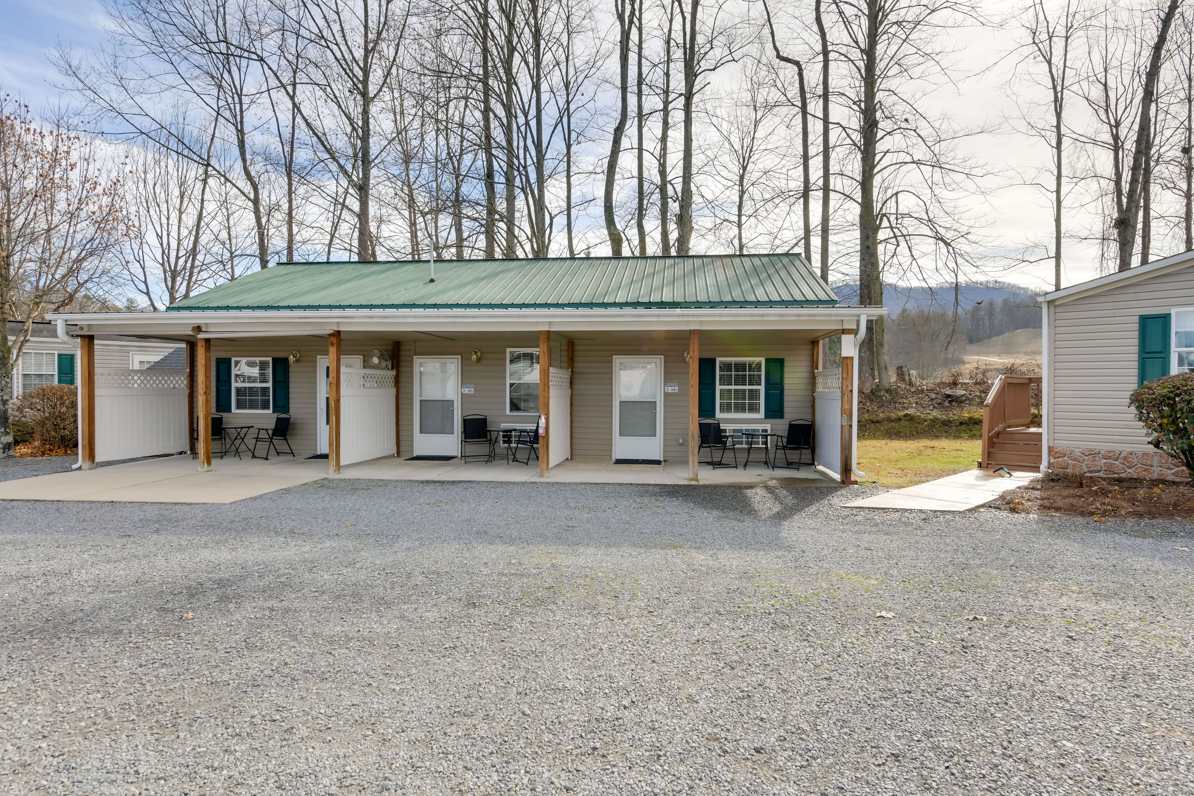 Property Exterior | Driveway (1 Vehicle) | Overflow Parking Available