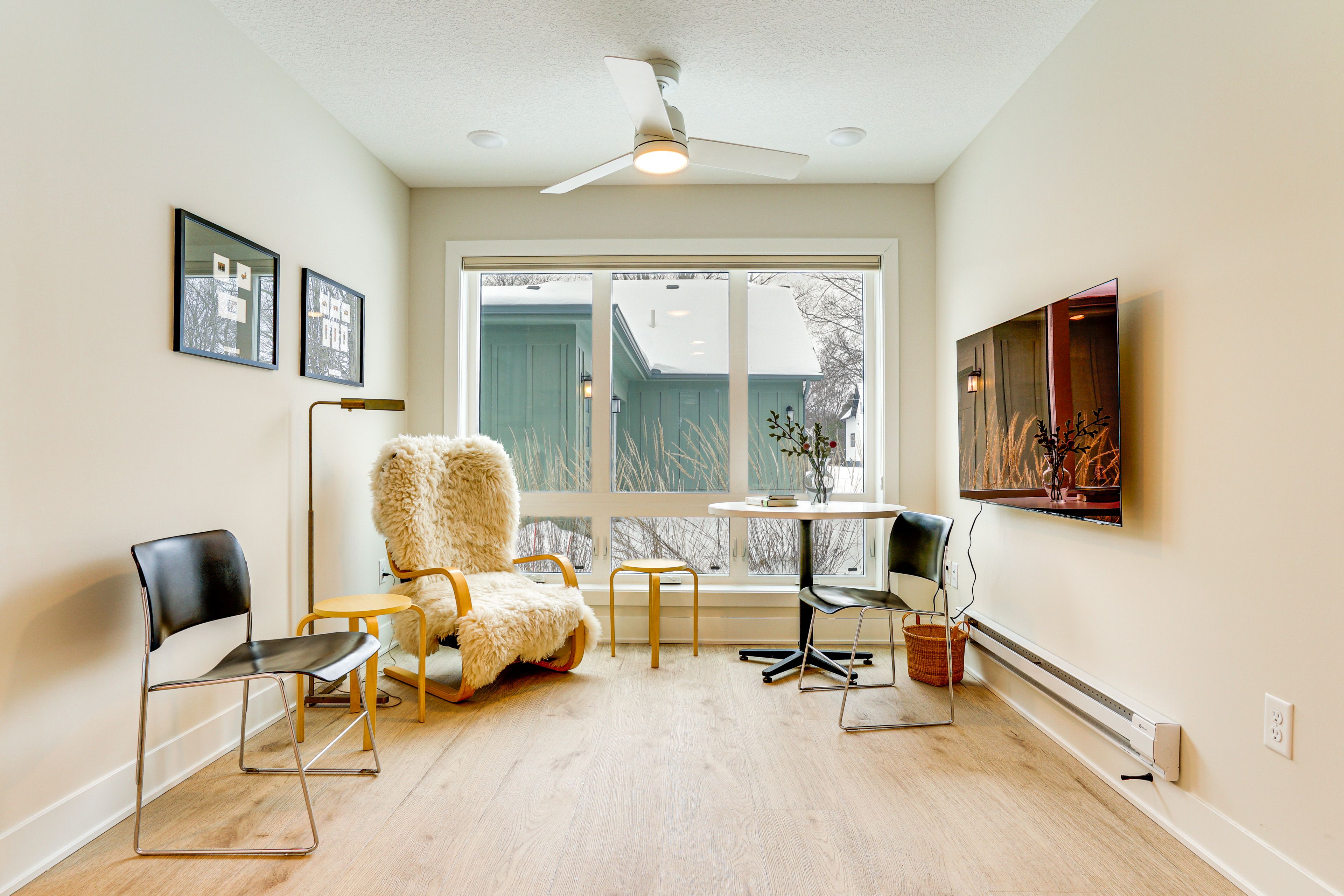 Living Area | Smart TV | Dining Space