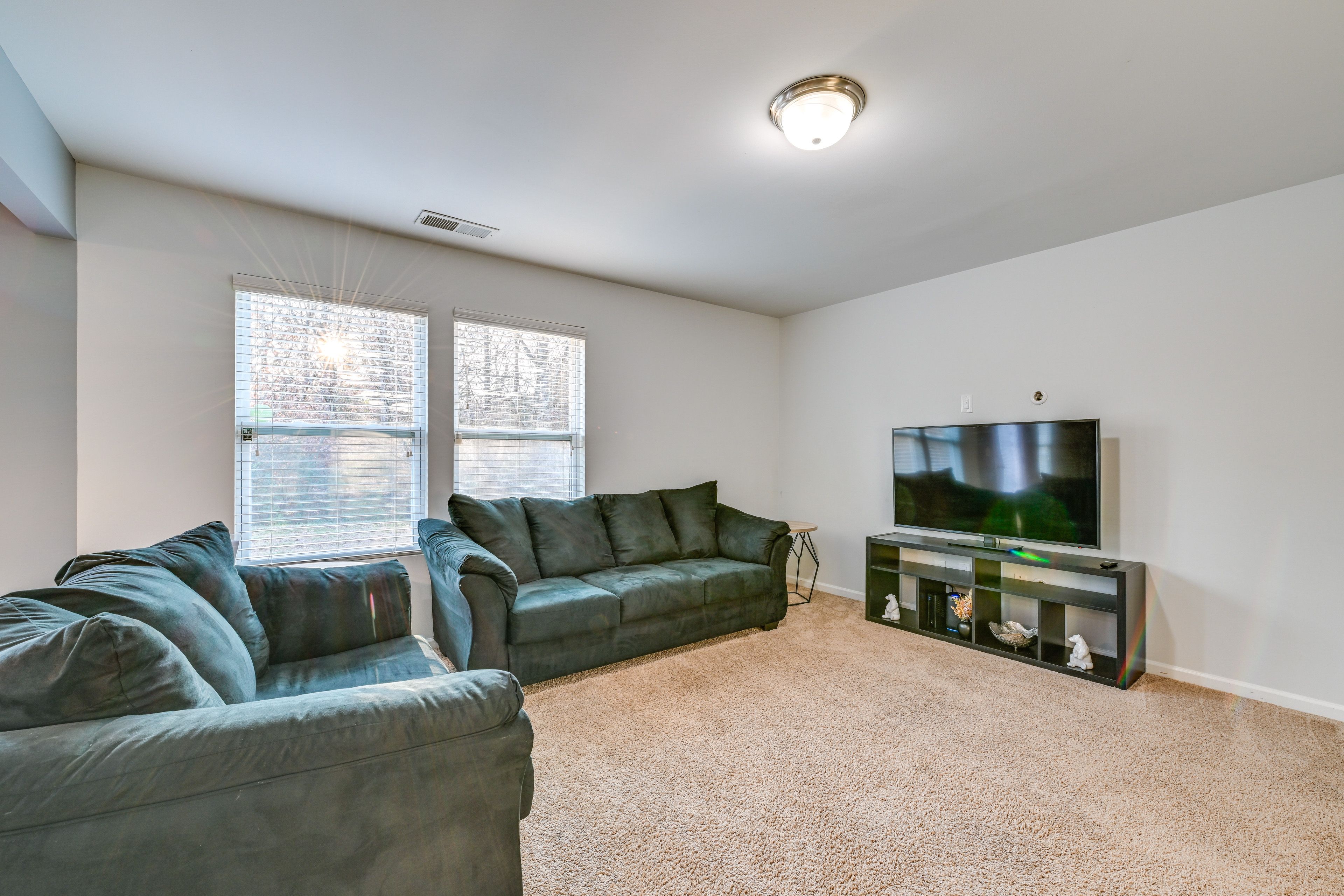 Living Room | Central A/C & Heat | Smart TV | Free WiFi | 1st Floor