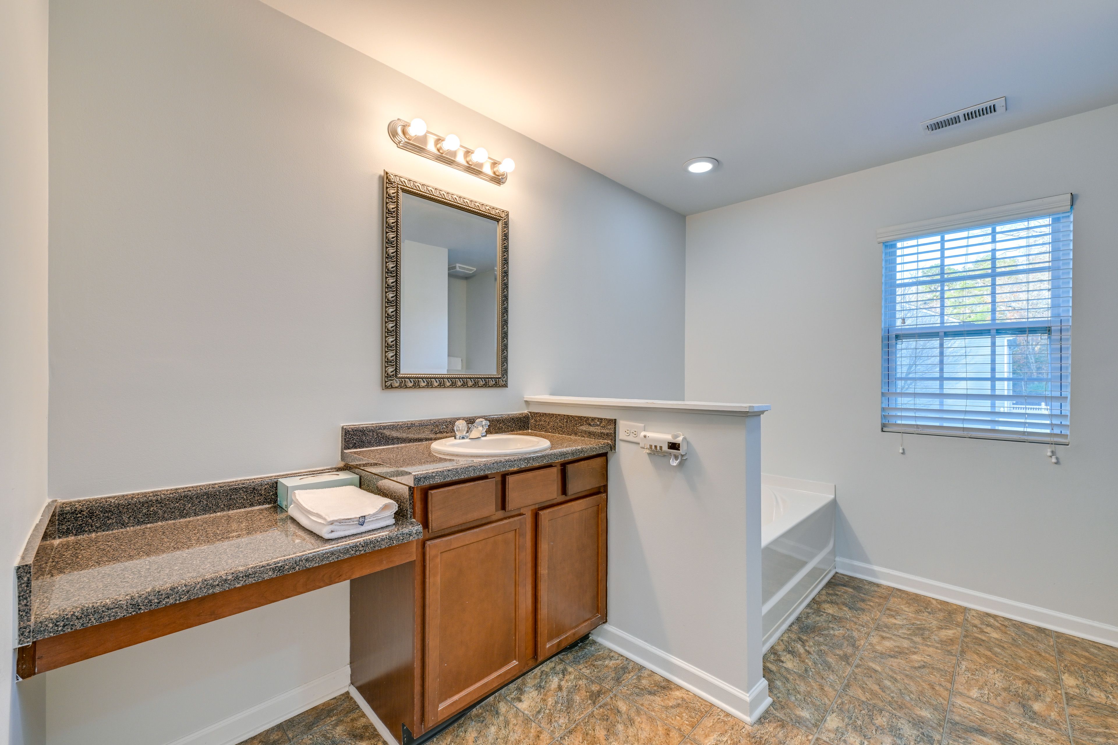 En-Suite Full Bath | Complimentary Toiletries | Towels Provided