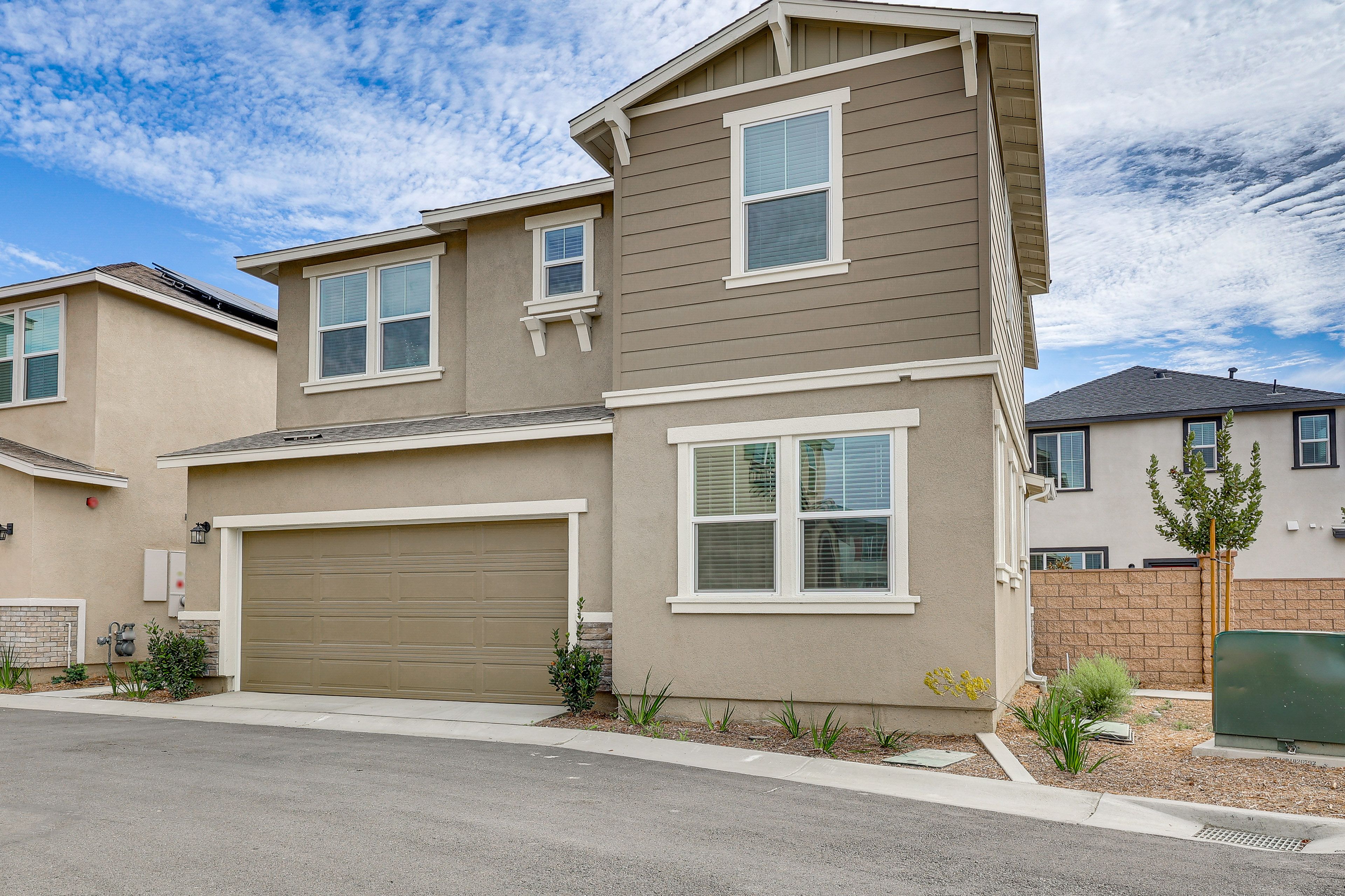 2-Story Townhome | Self Check-In | 3 Mi to Old Town