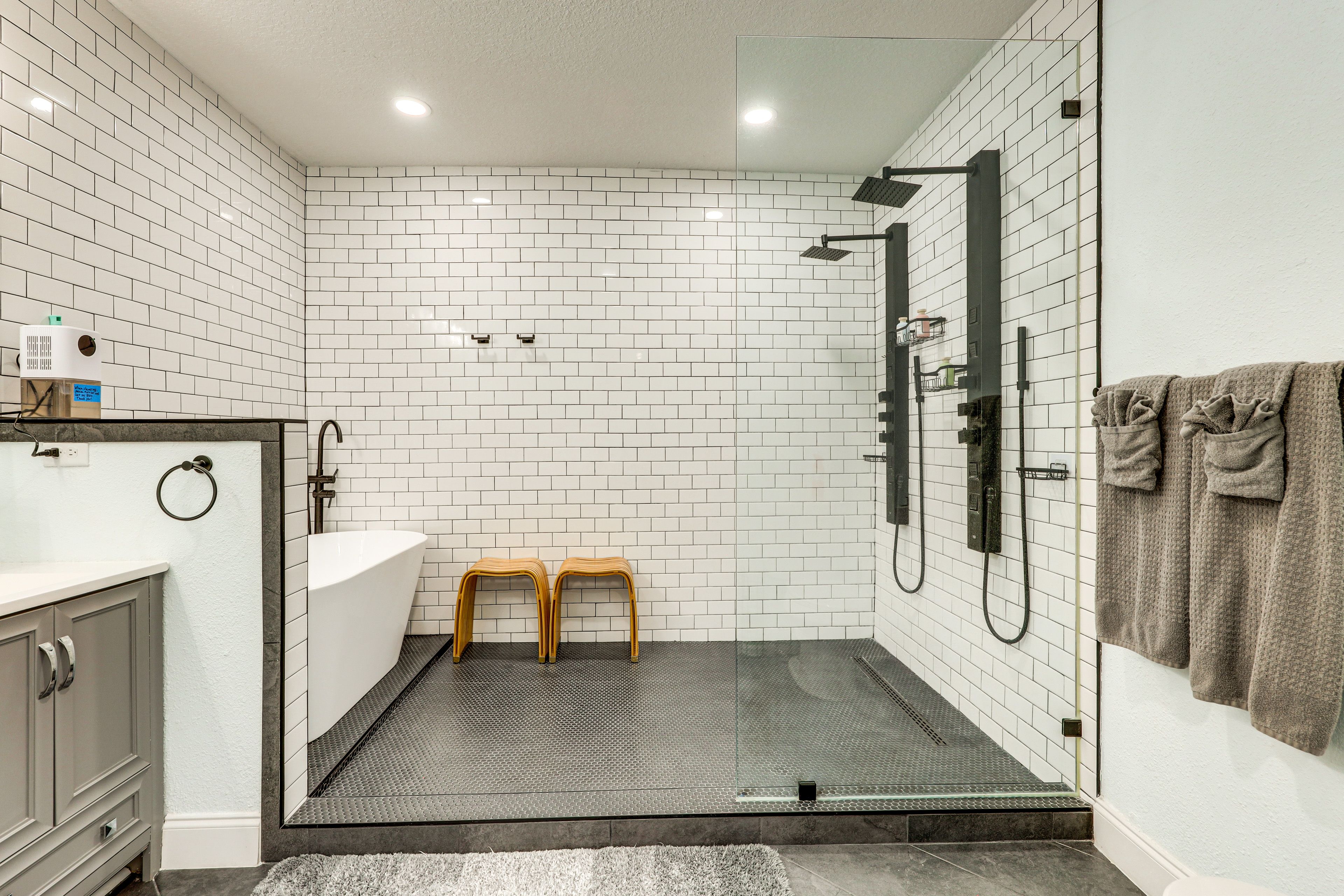 Full Bathroom | Complimentary Toiletries | Towels Provided