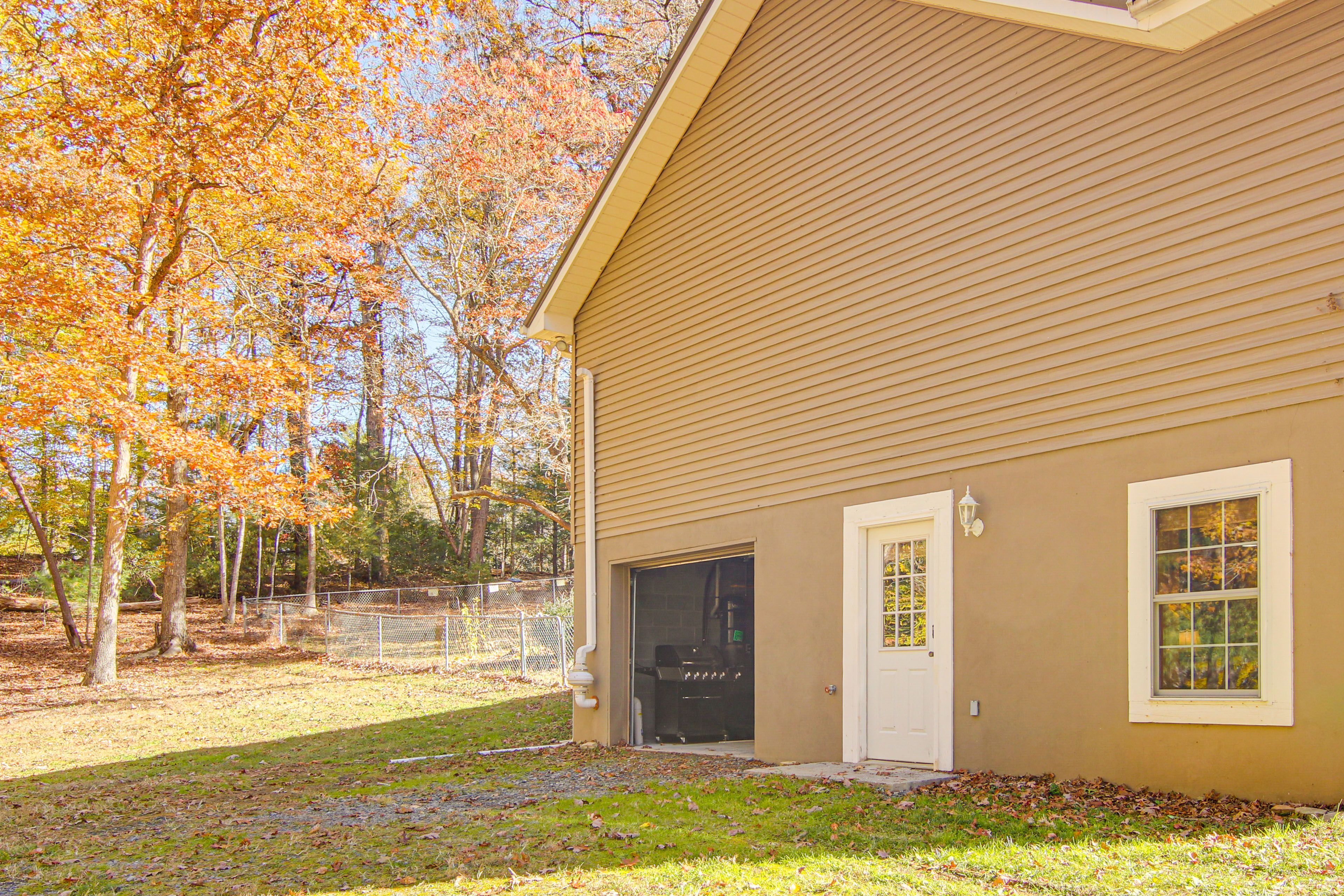 Parking | Driveway (4 Vehicles) | Garage (1 Vehicle) | RV Parking Allowed