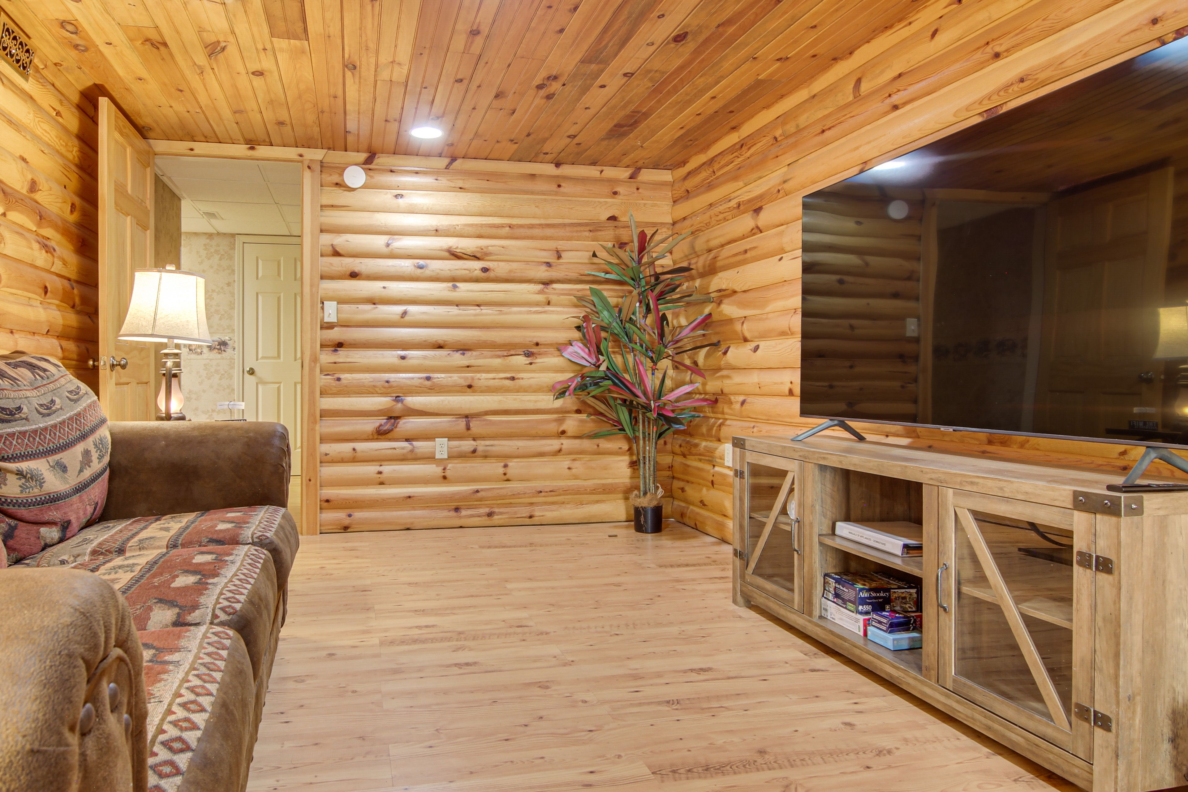 Living Room | Books/Board Games