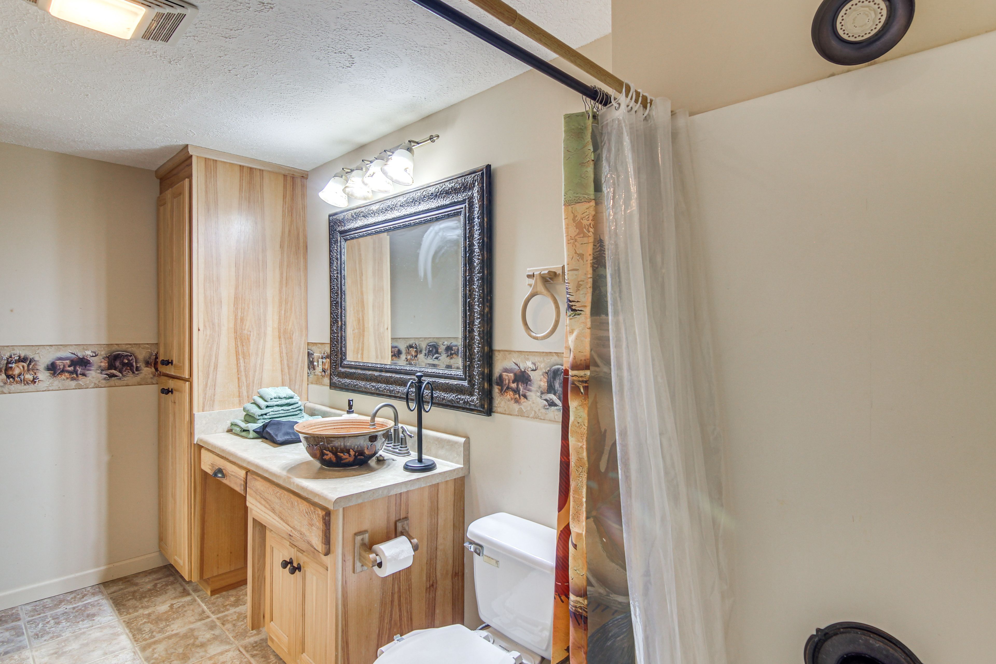 Full Bathroom | Towels Provided | Complimentary Toiletries