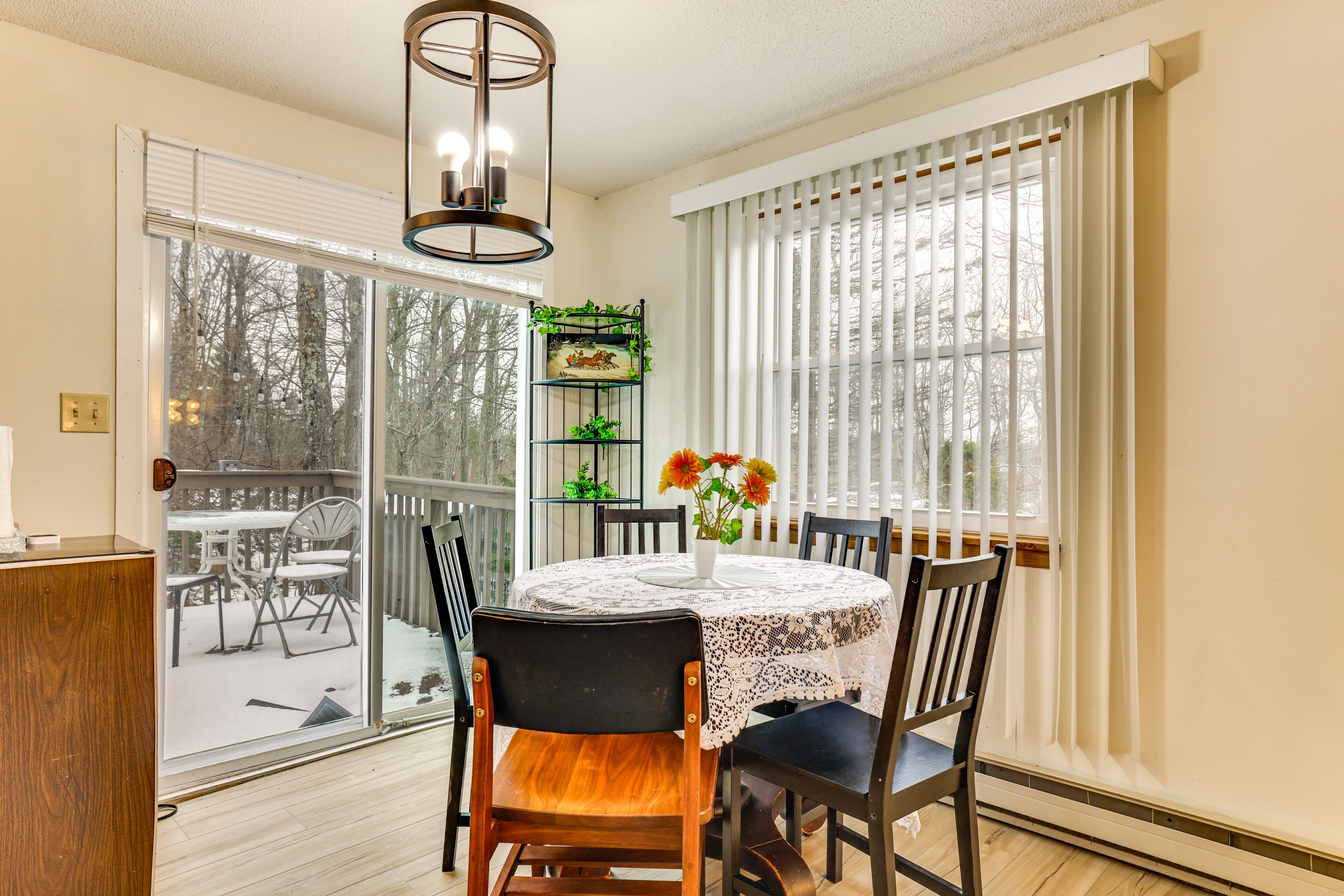 Dining Area | Dishware/Flatware Provided | 1st Floor