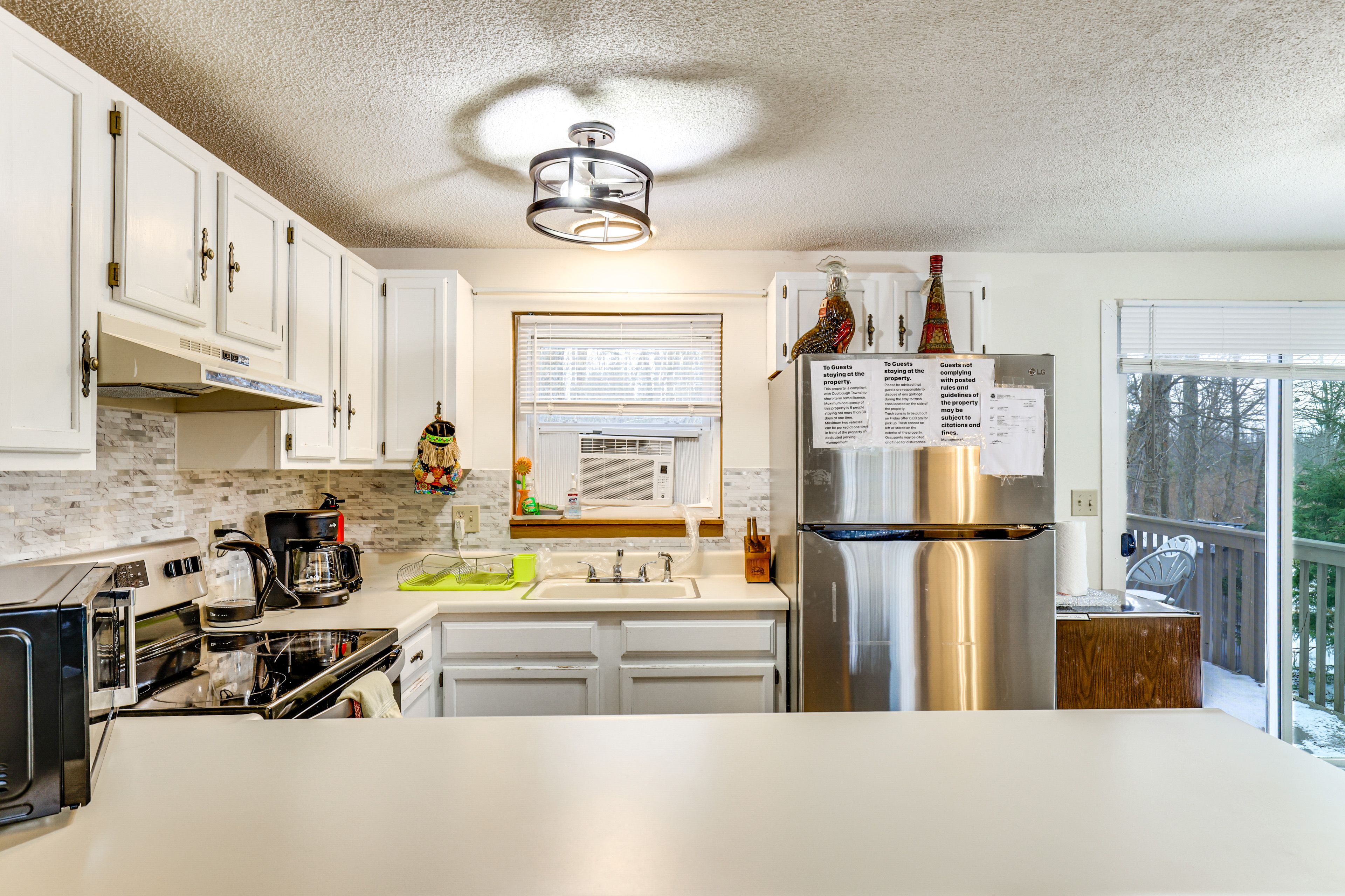 Kitchen | Breakfast Bar | Microwave | 1st Floor