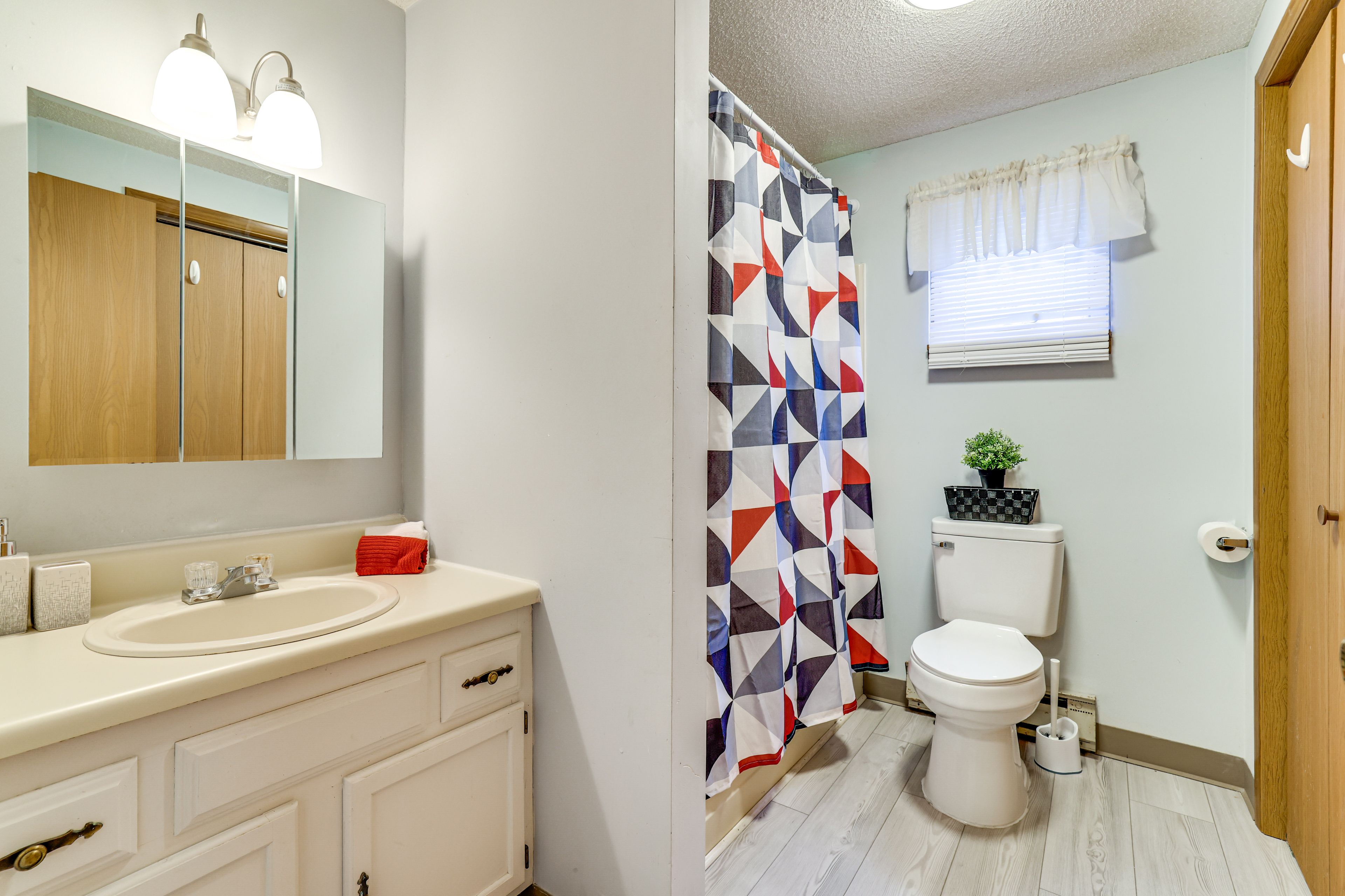 Full Bathroom | Towels Provided | 2nd Floor