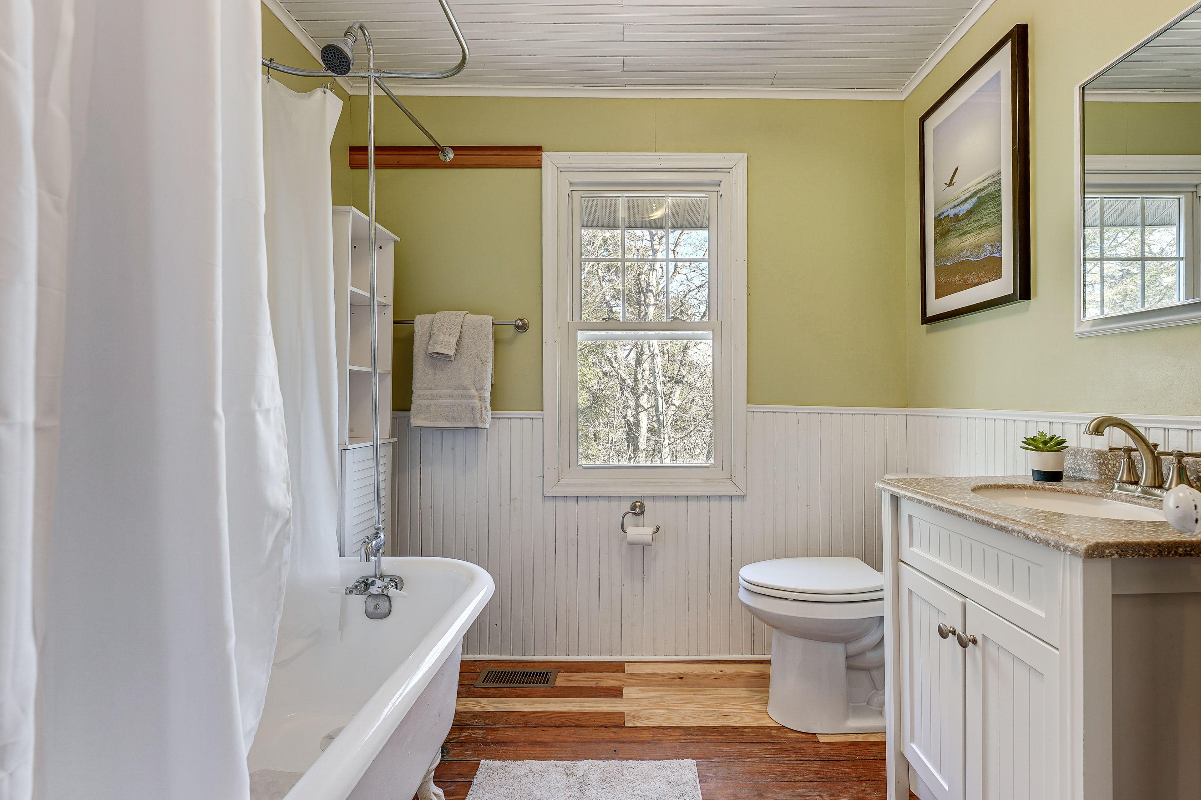 Full Bathroom | 2nd Floor | Towels & Linens Provided