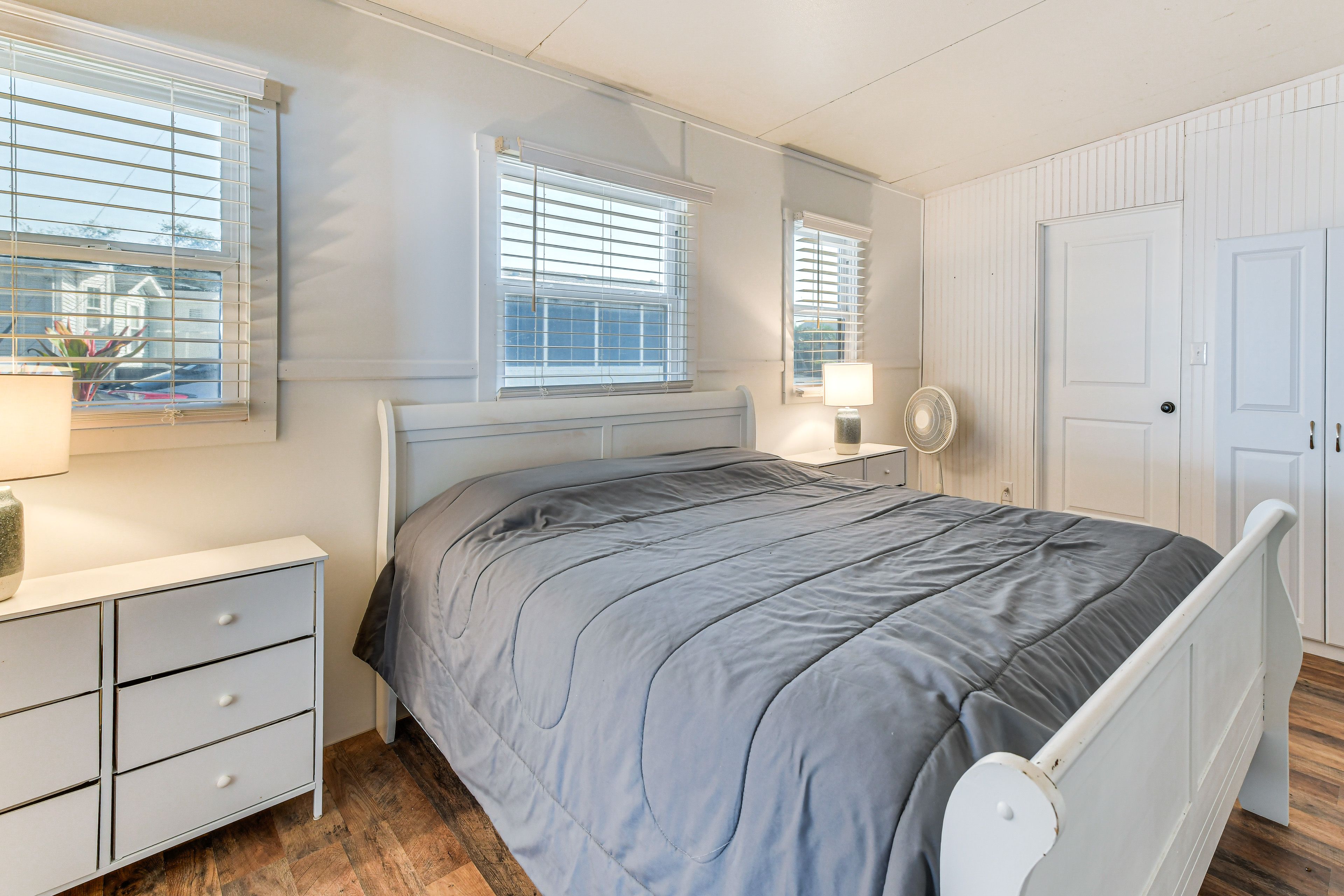 Bedroom 1 | Queen Bed