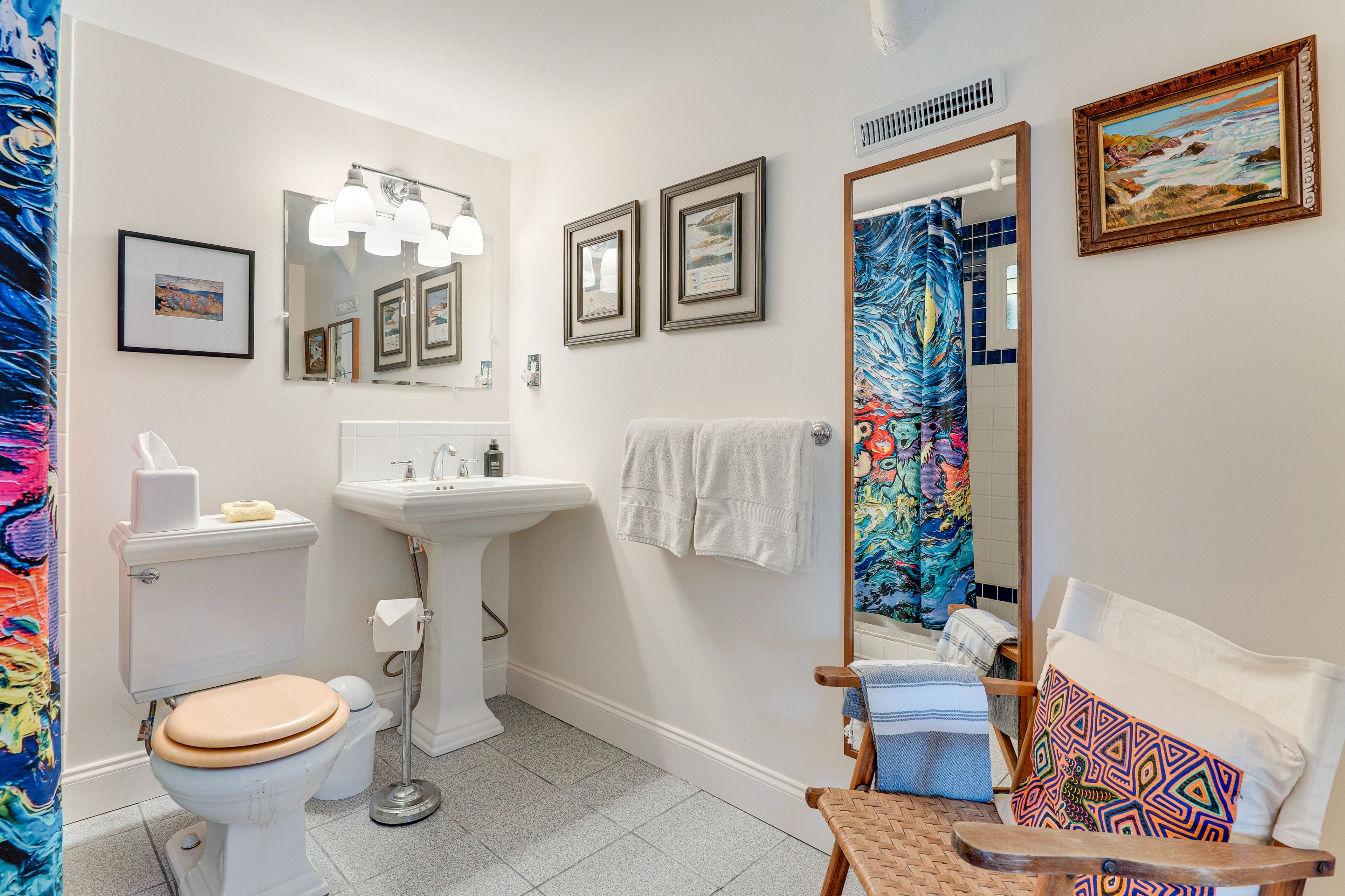 Full Bathroom | Towels Provided