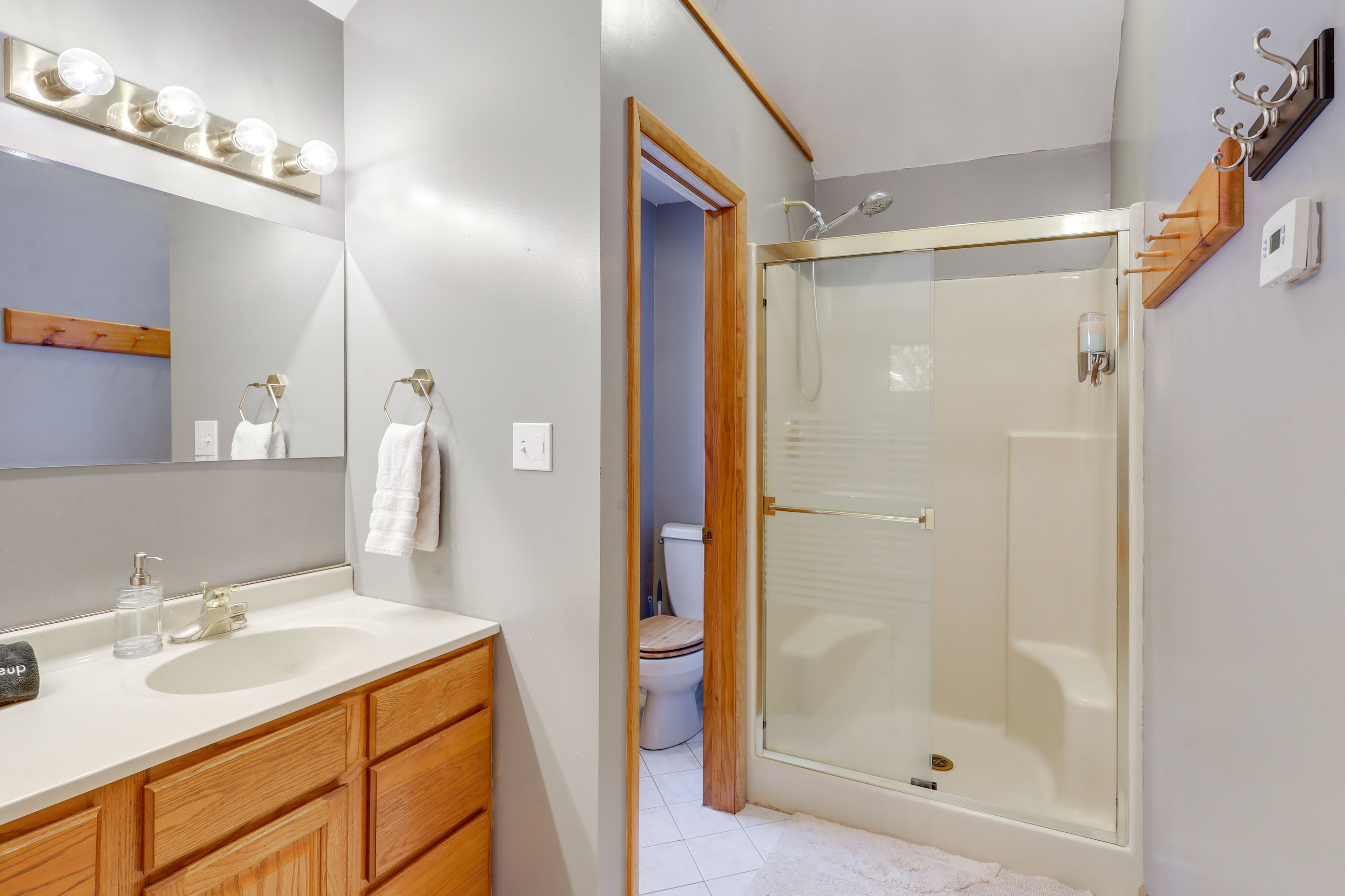 Full Bathroom | 1st Floor | Complimentary Toiletries | Towels Provided