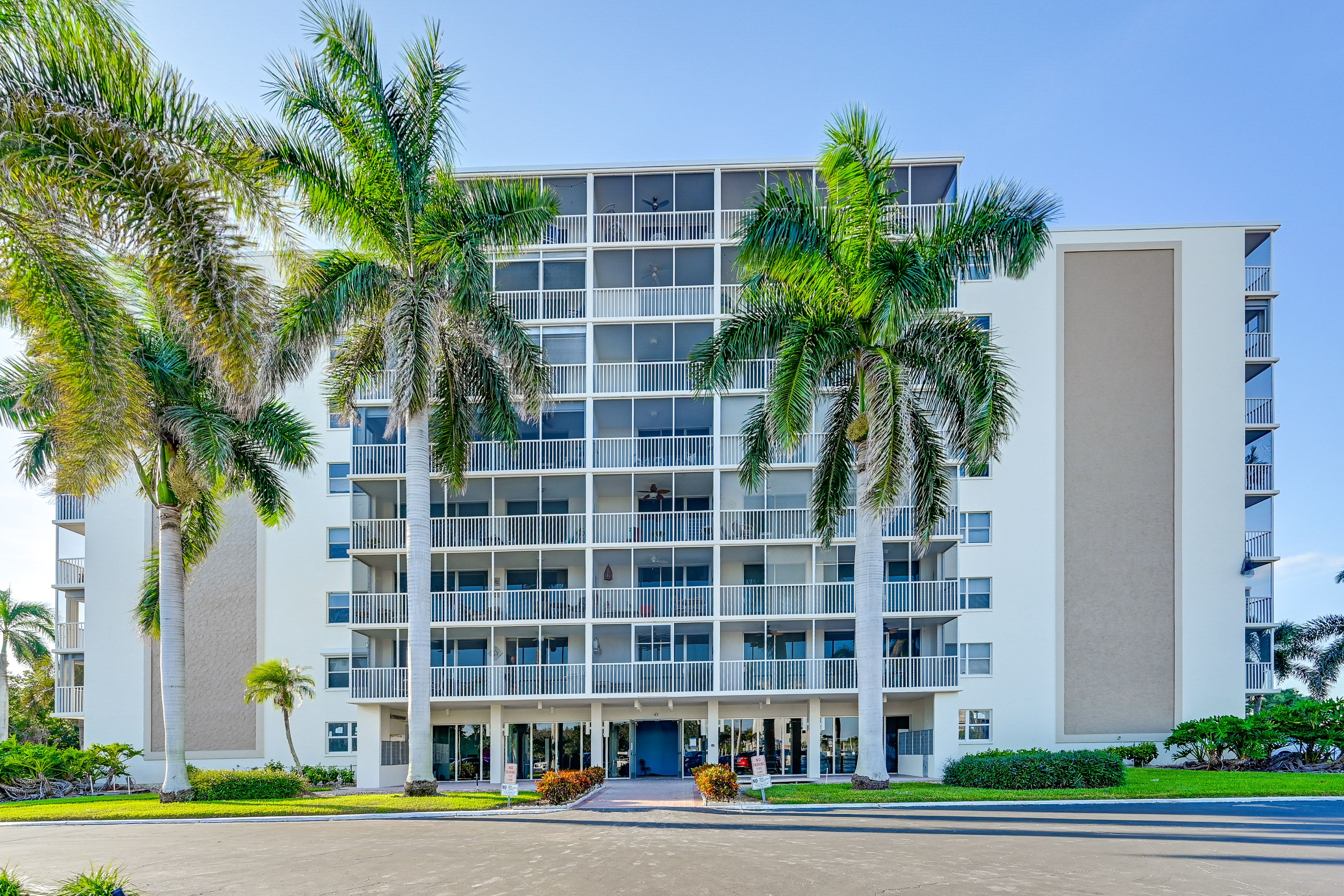 Building Exterior | Parking | Community Parking Lot (First-Come, First-Served)