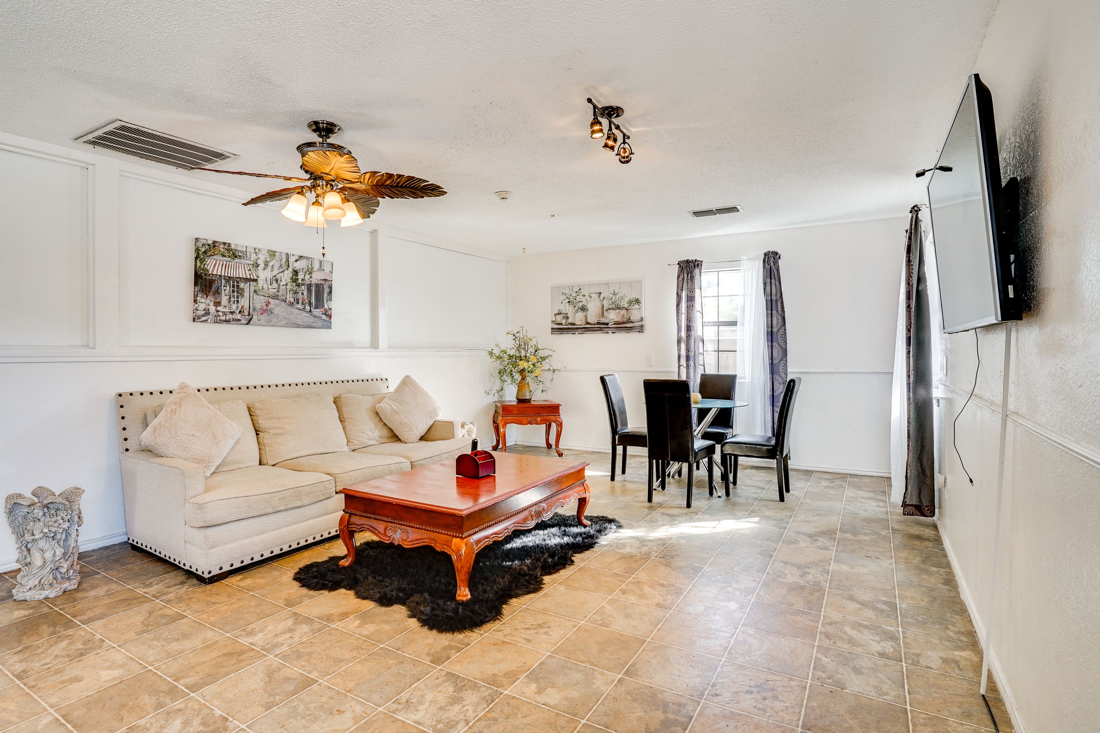 Living Room | Smart TV | Dining Area | Single-Story Home