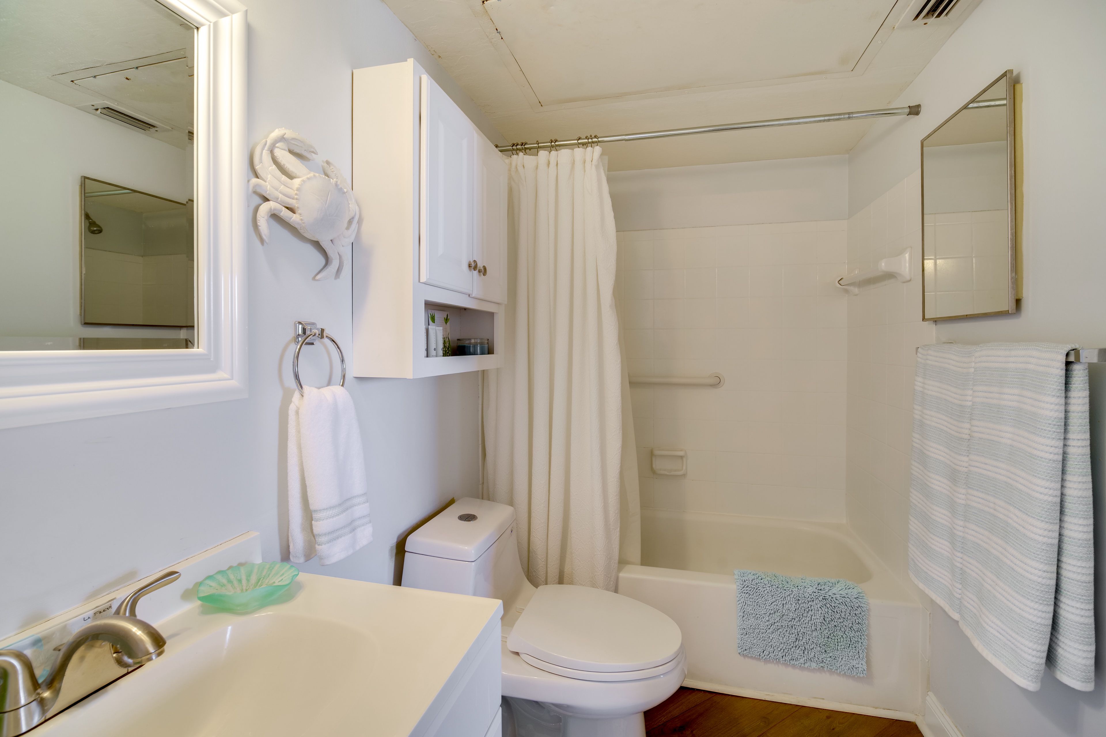 Full Bathroom | Towels Provided | Complimentary Toiletries