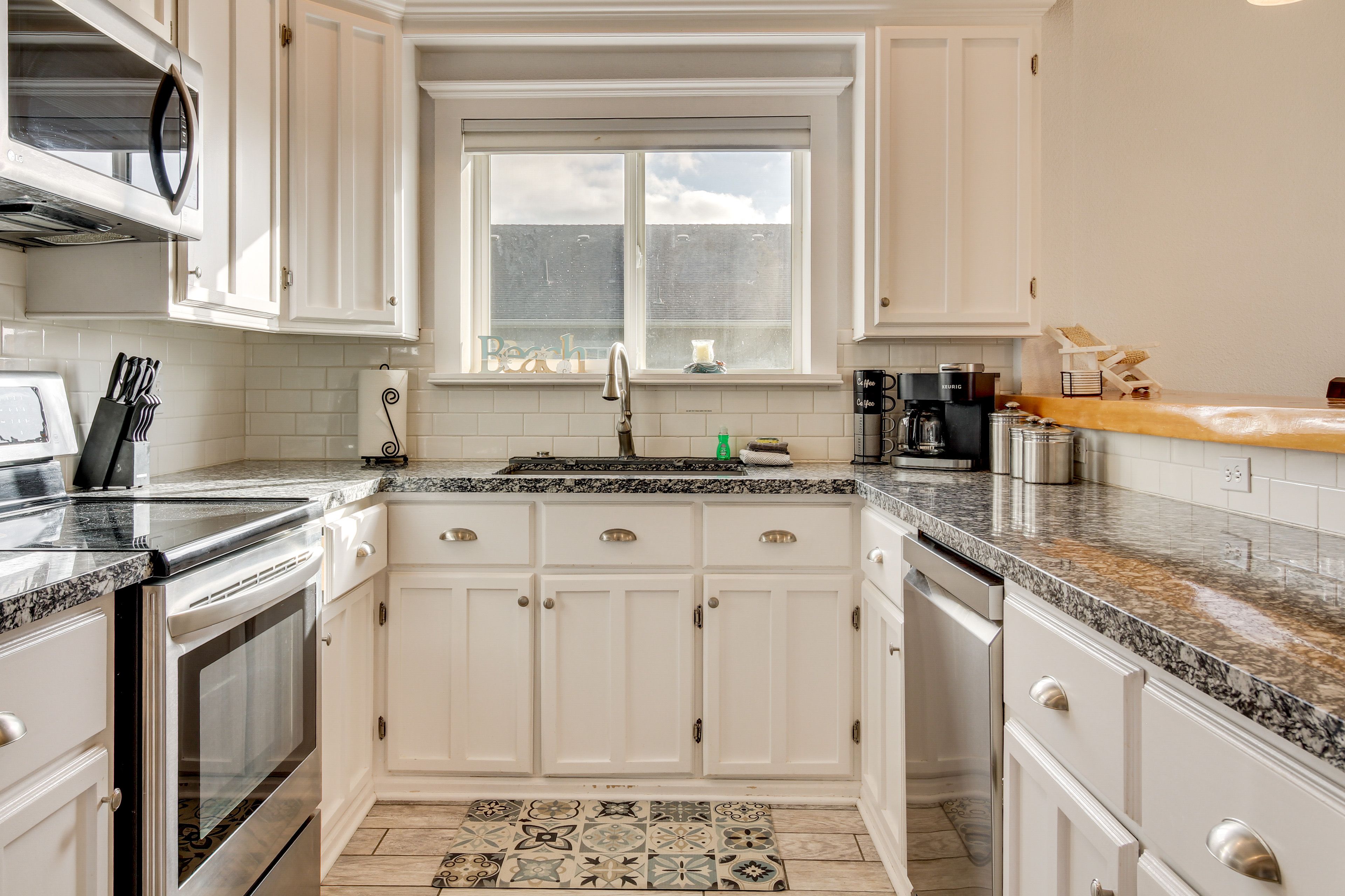 Kitchen | Upper Level | Cooking Basics | Keurig/Drip Coffee Maker