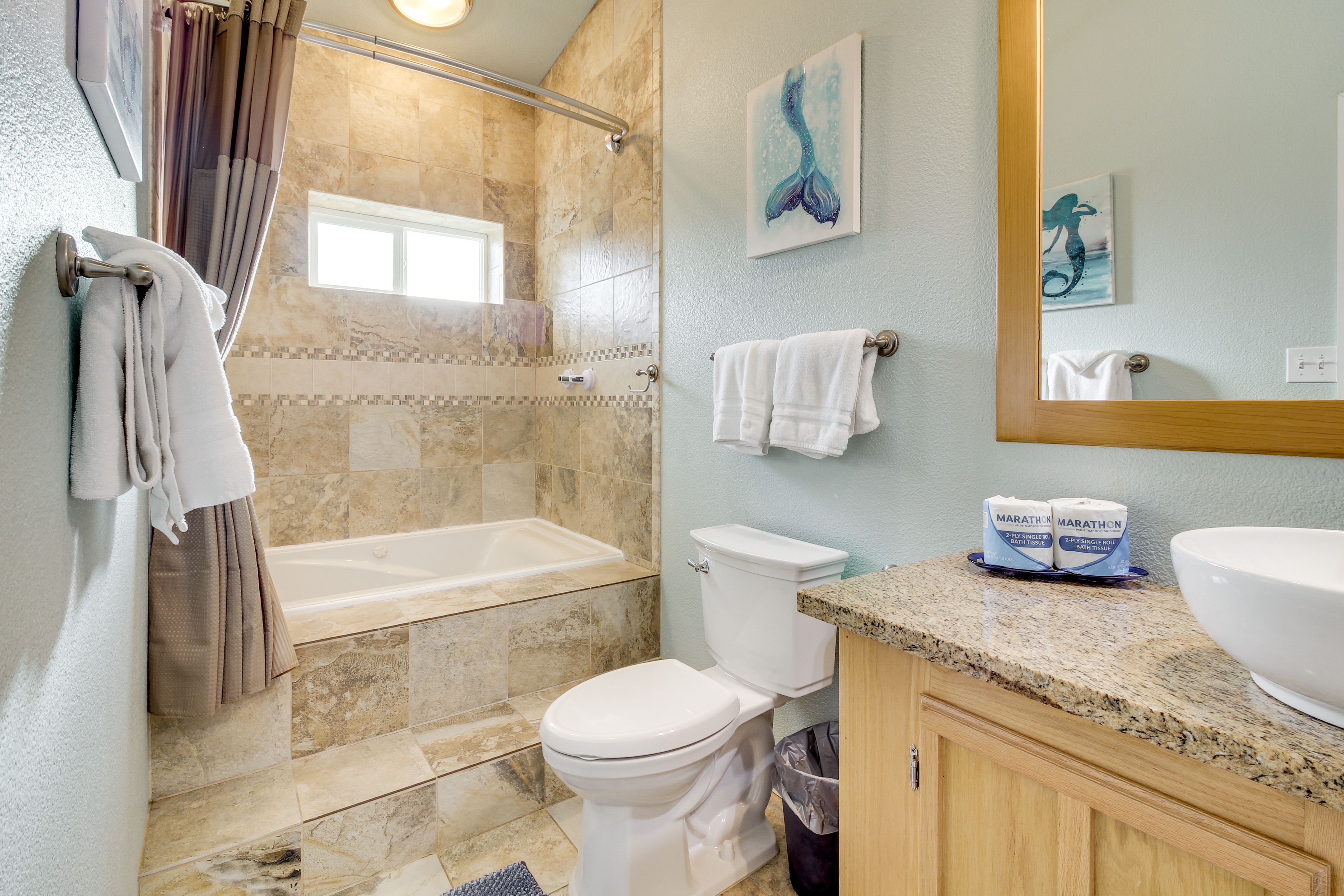 Full Bathroom | Upper Level | Towels Provided