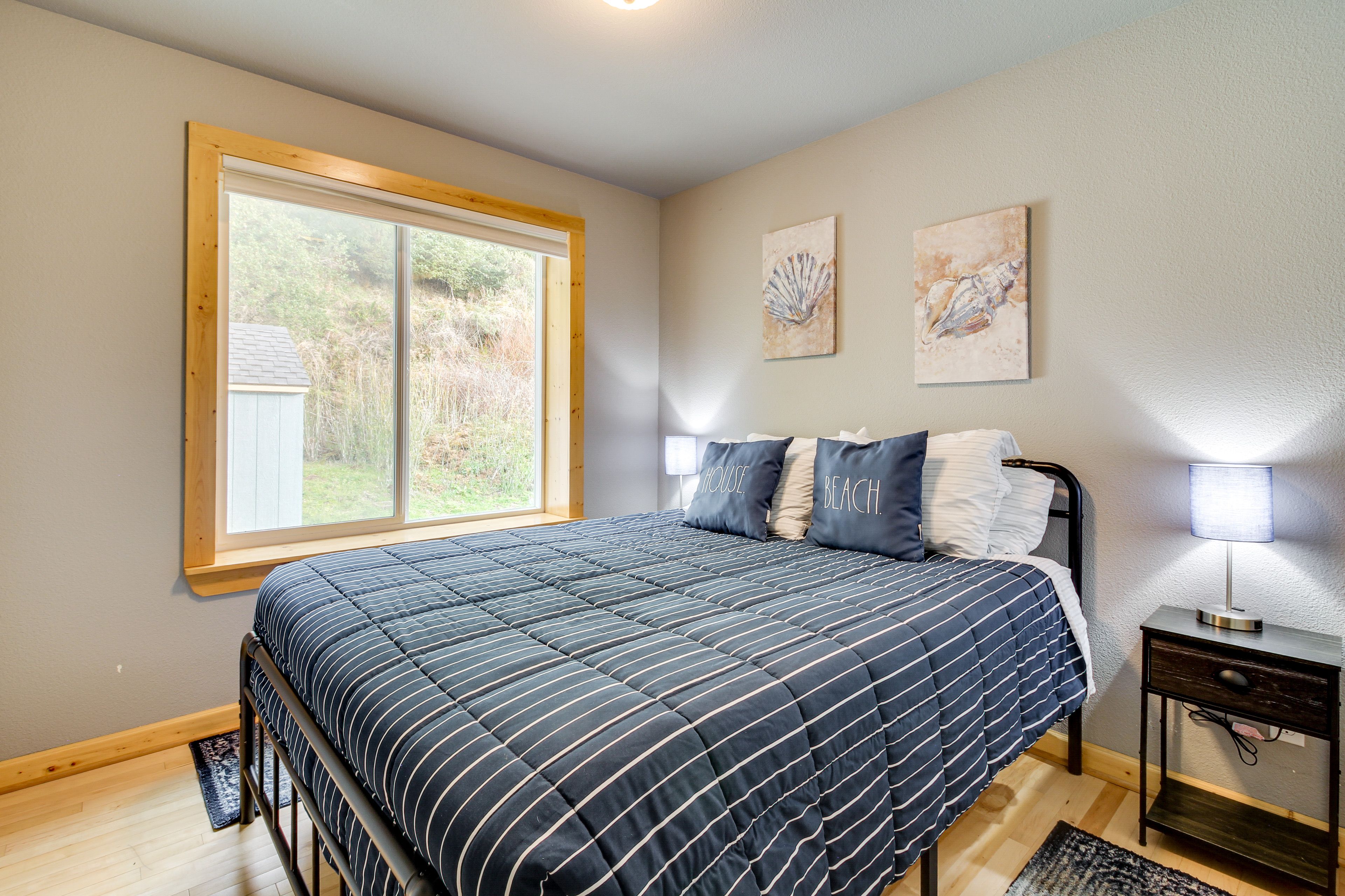 Bedroom 3 | Lower Level | Queen Bed | Smart TV