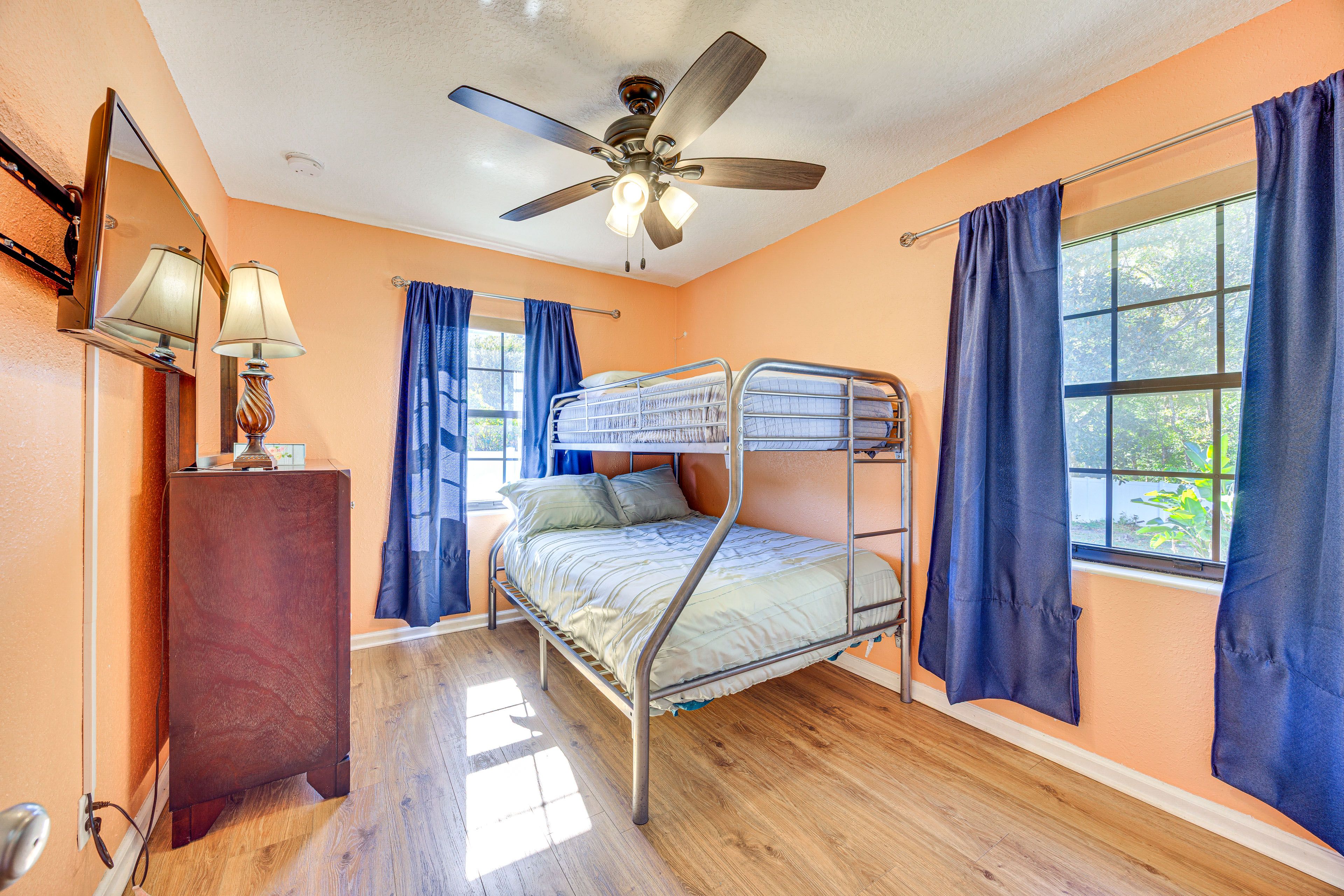 Bedroom 3 | Twin/Queen Bunk Bed