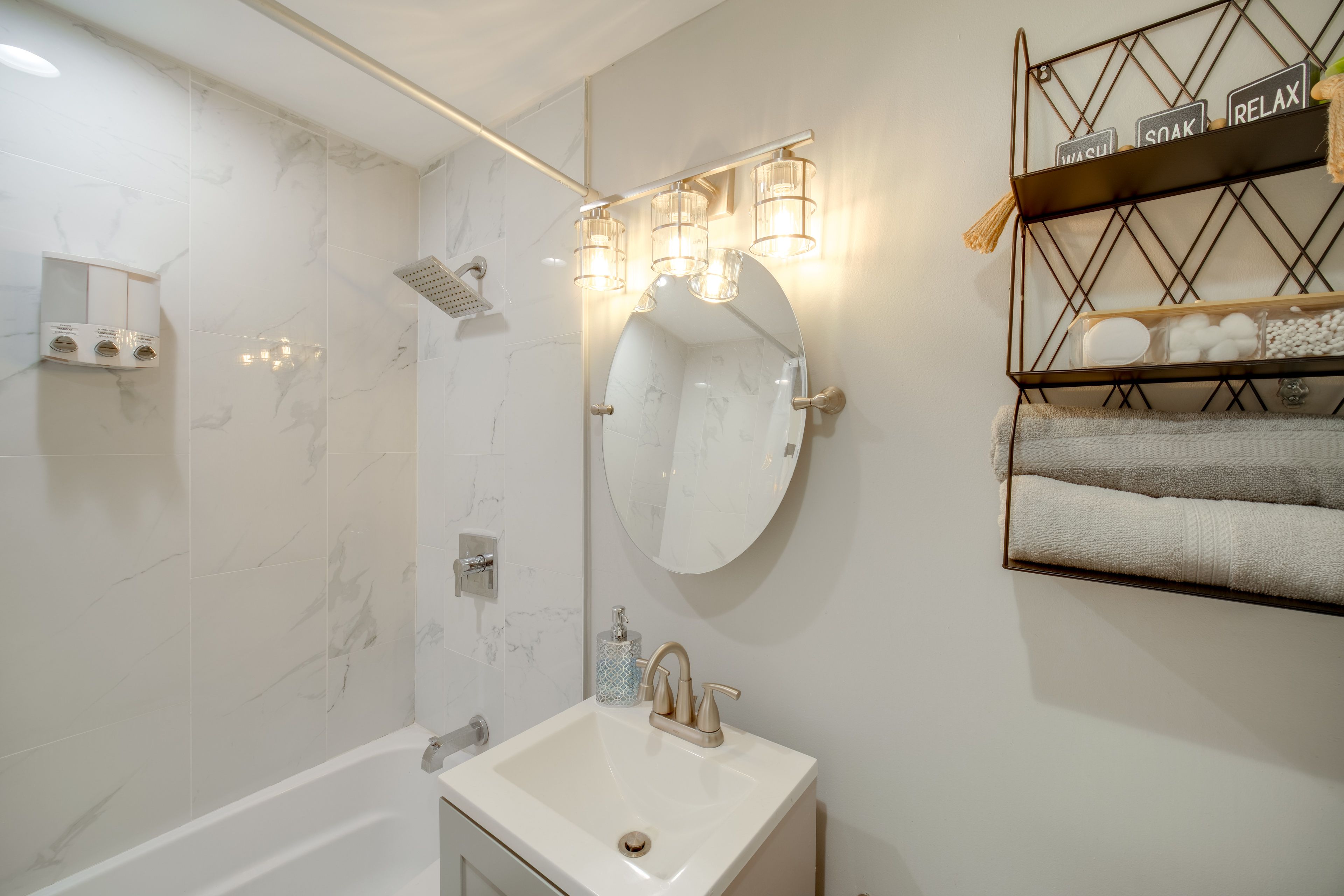 Full Bathroom | Towels Provided