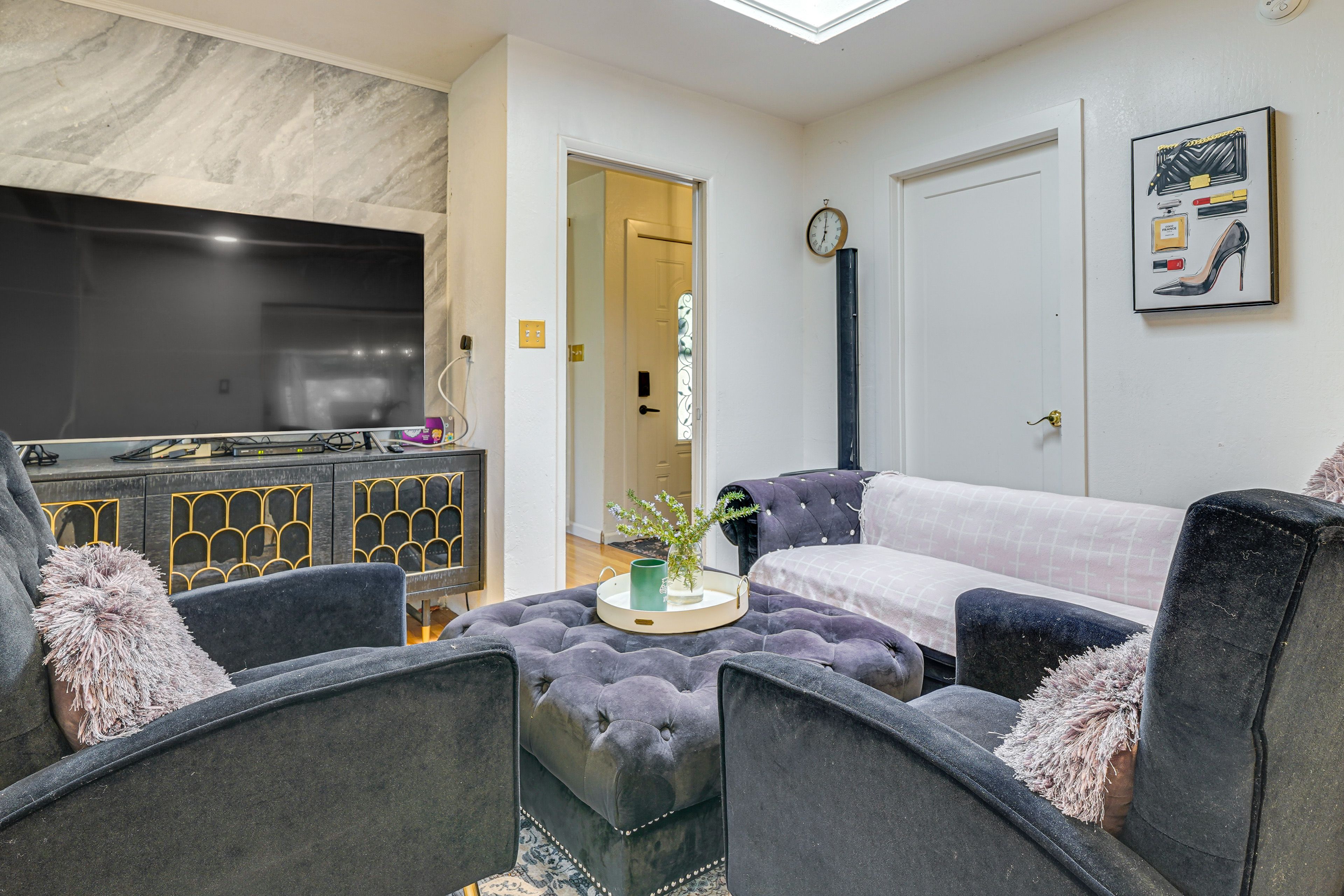 Living Room | Free WiFi | Central Heating & A/C | Smart TV