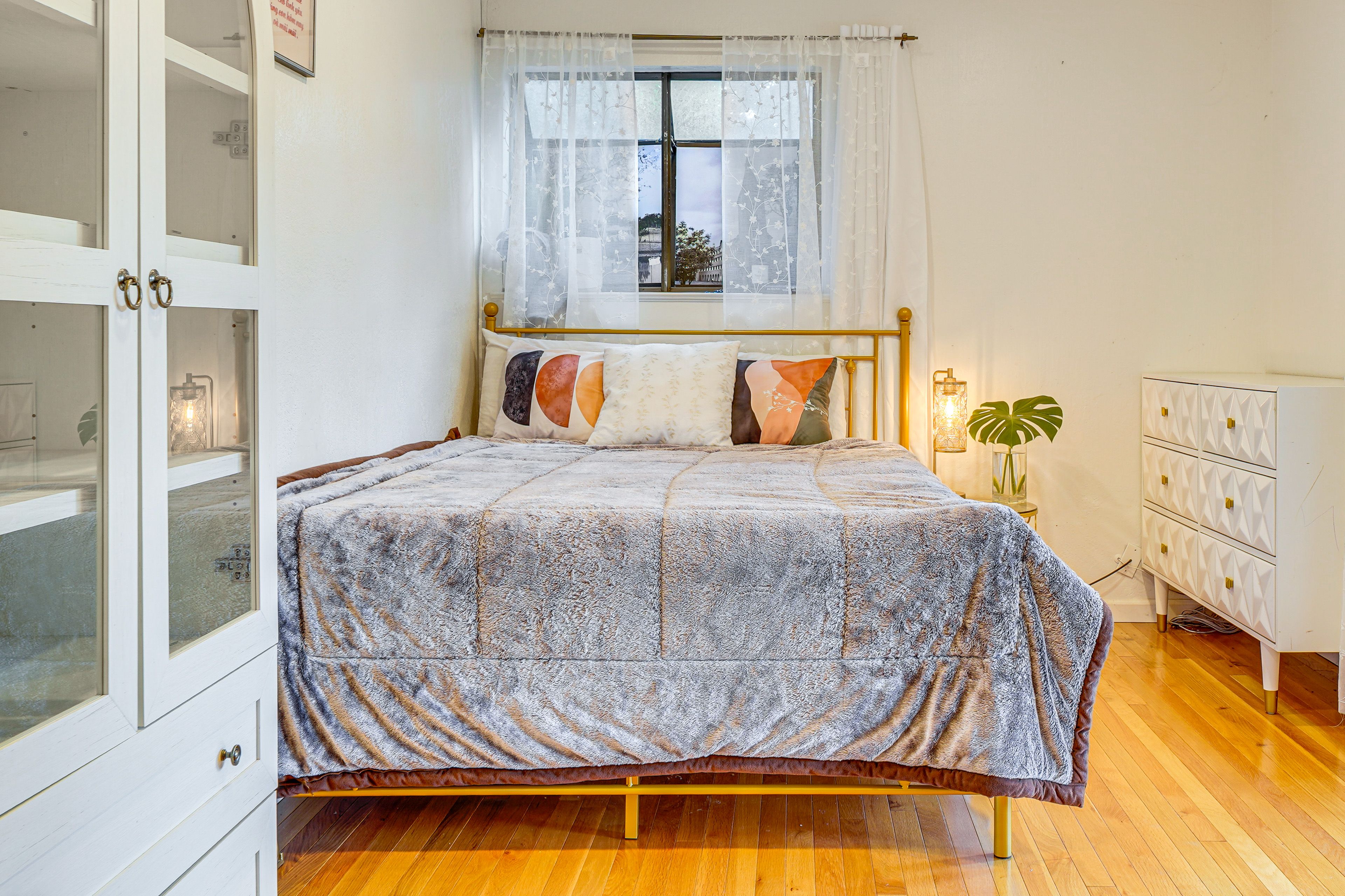 Bedroom 4 | Queen Bed | WFH Setup