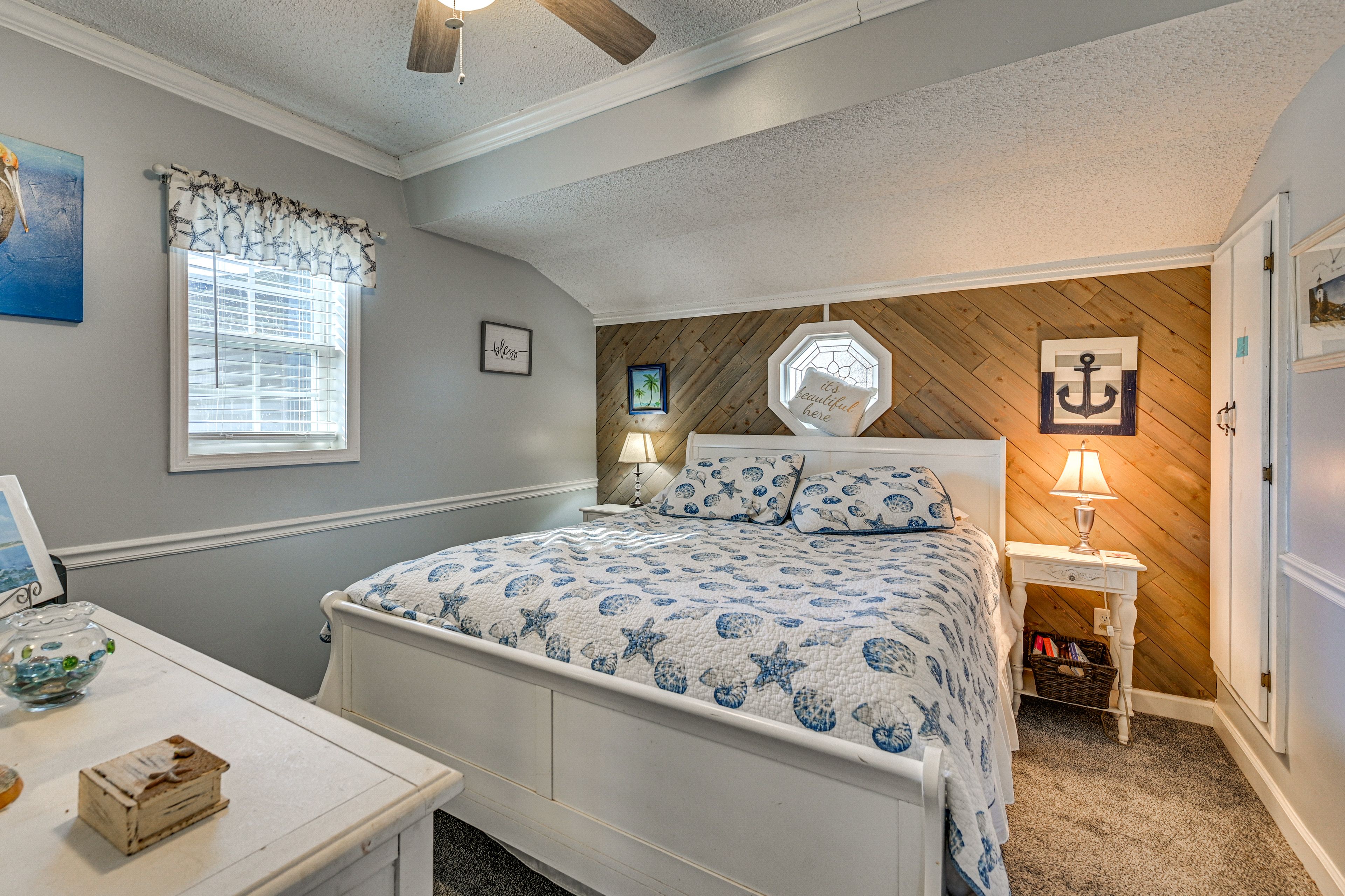 Bedroom | Queen Bed | Linens Provided