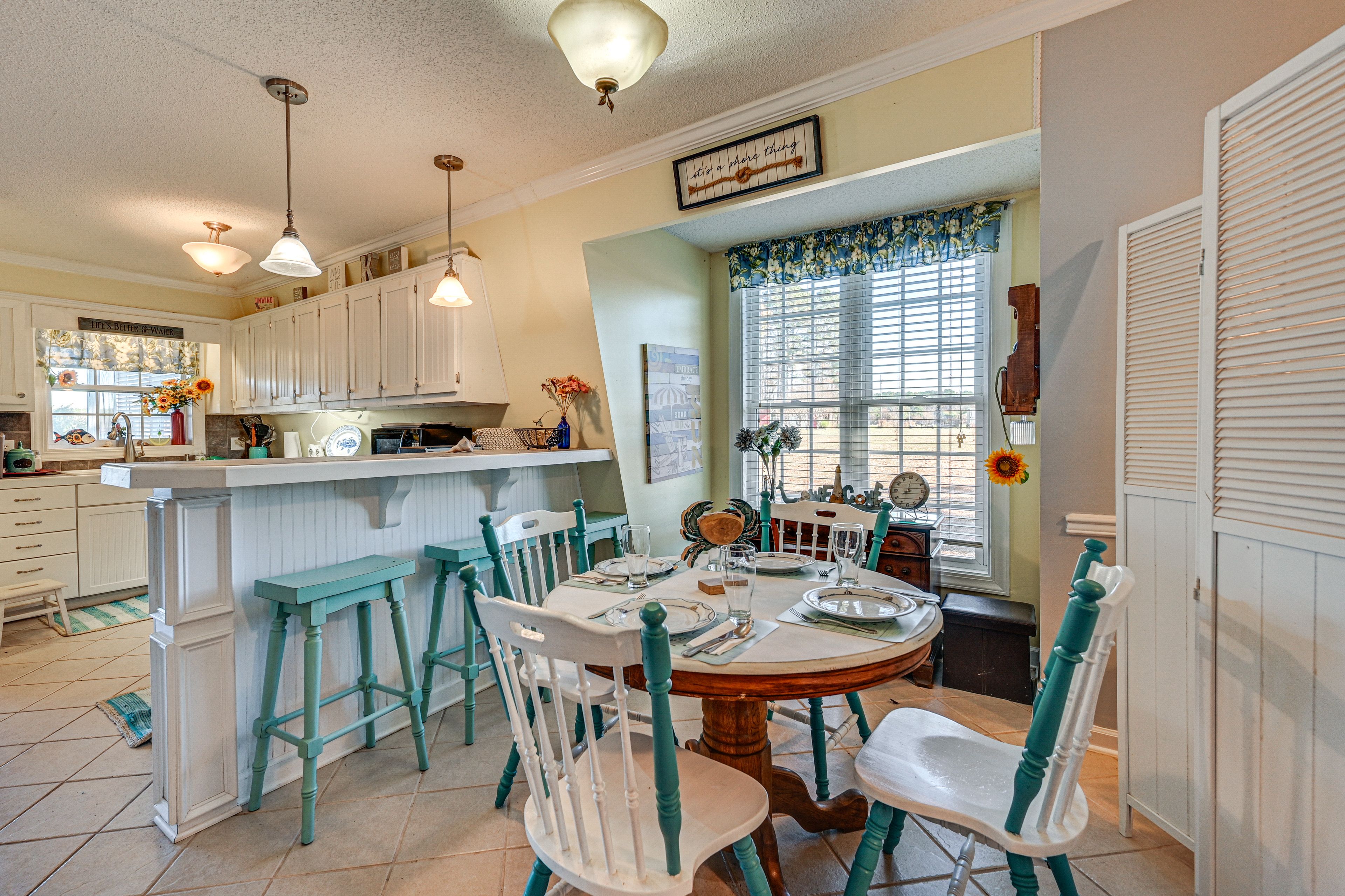 Kitchen & Dining Area | Dishware & Flatware Provided