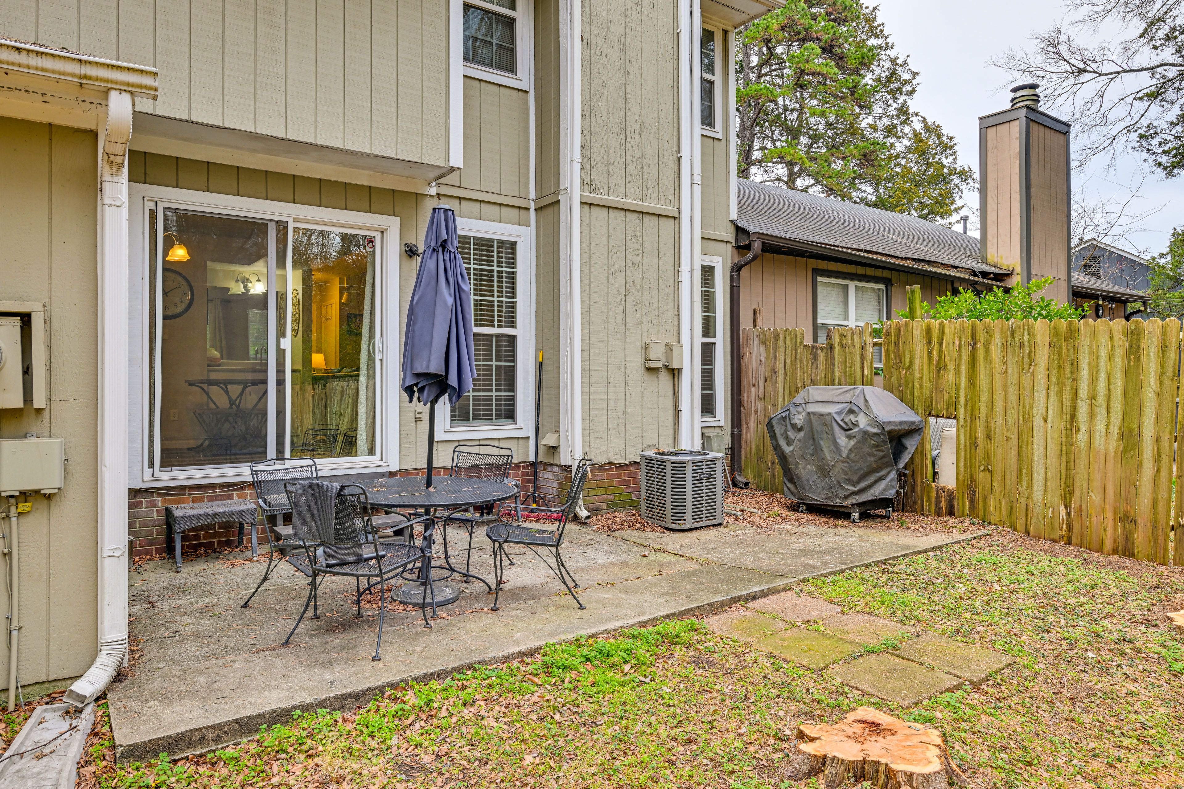 Back Patio | Outdoor Dining Set | Gas Grill