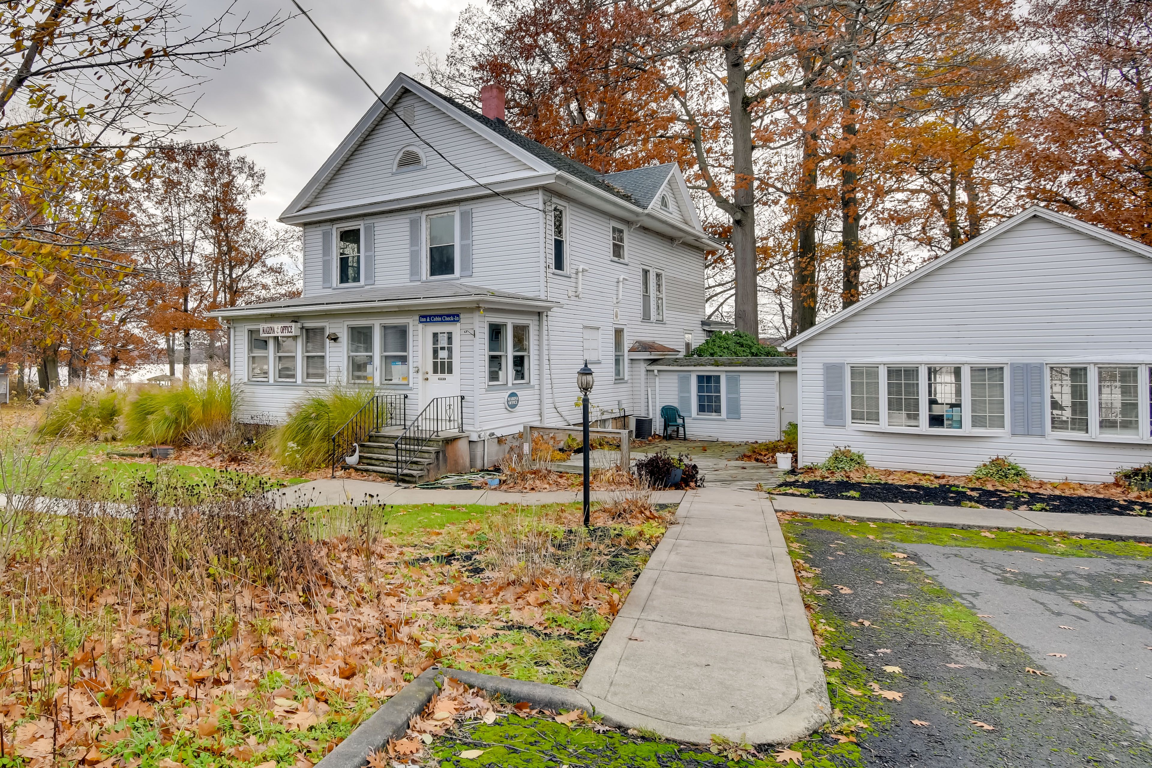 Property Exterior | Driveway (3 Vehicles)