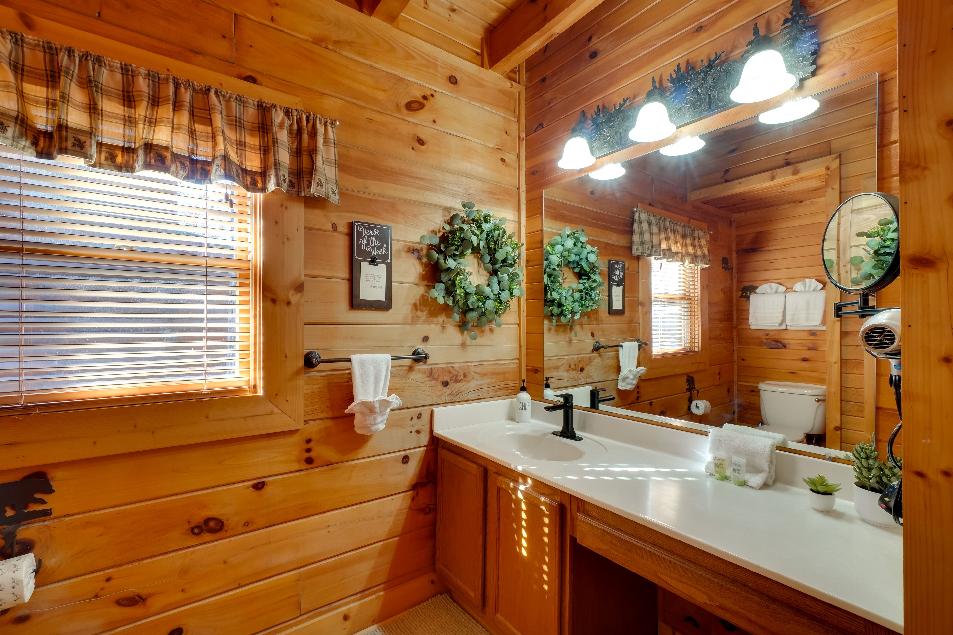 Full Bathroom | 1st Floor | Towels Provided