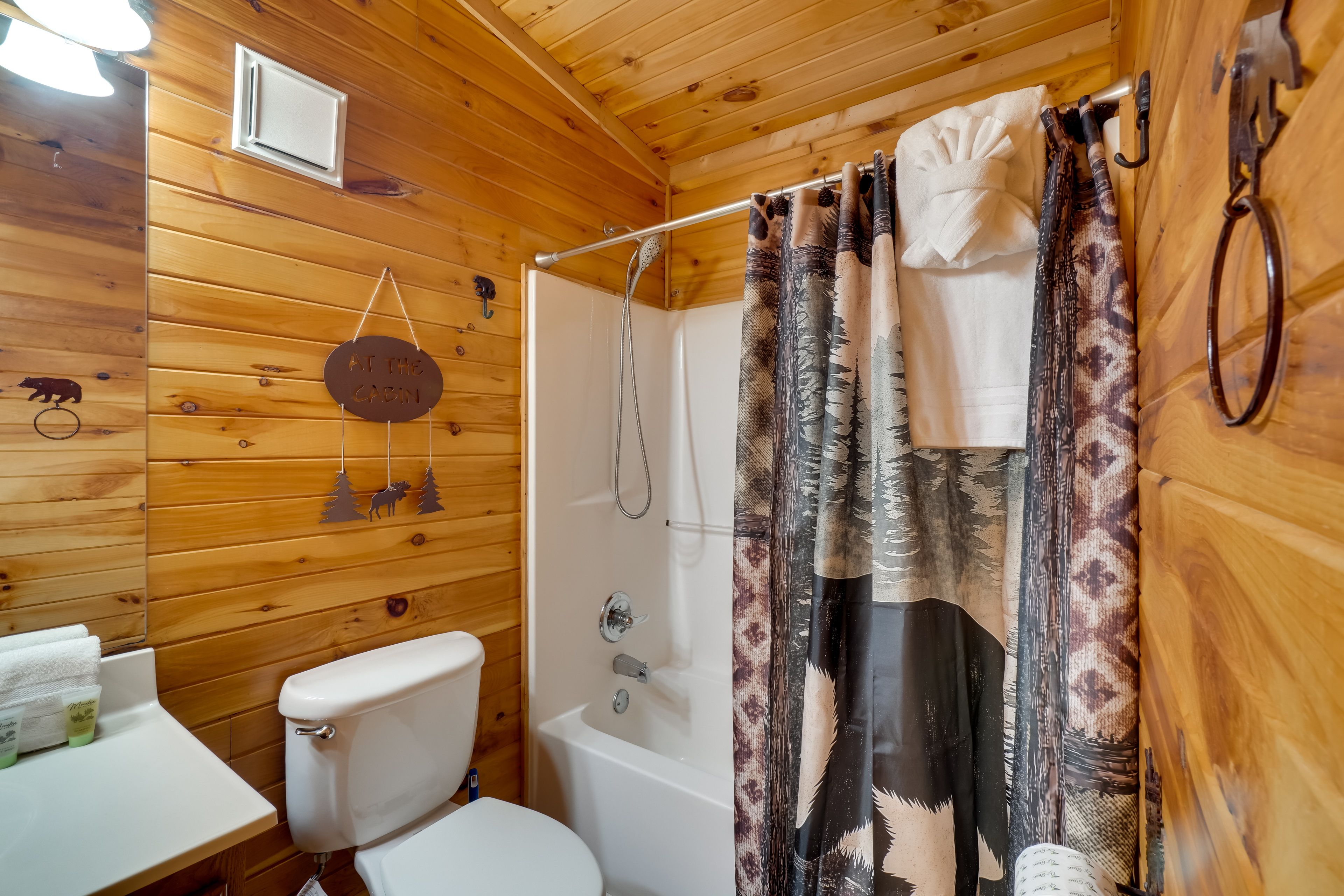 Full Bathroom | 2nd Floor | Complimentary Toiletries