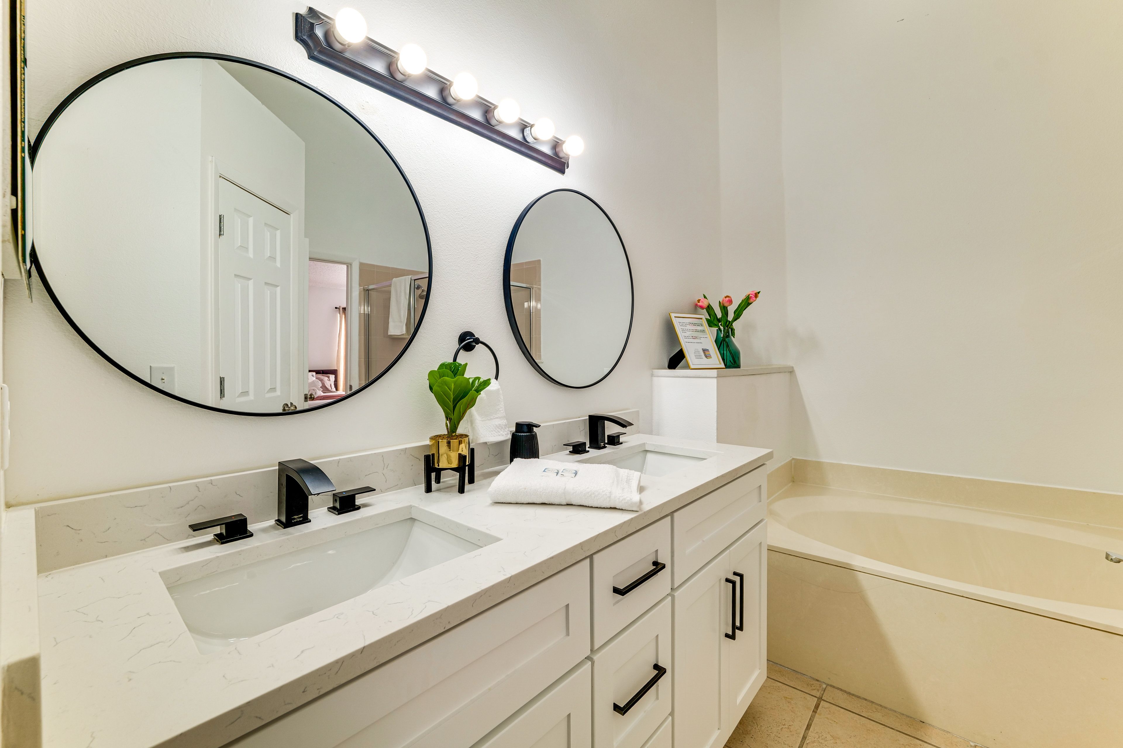 En-Suite Bathroom | Towels Provided