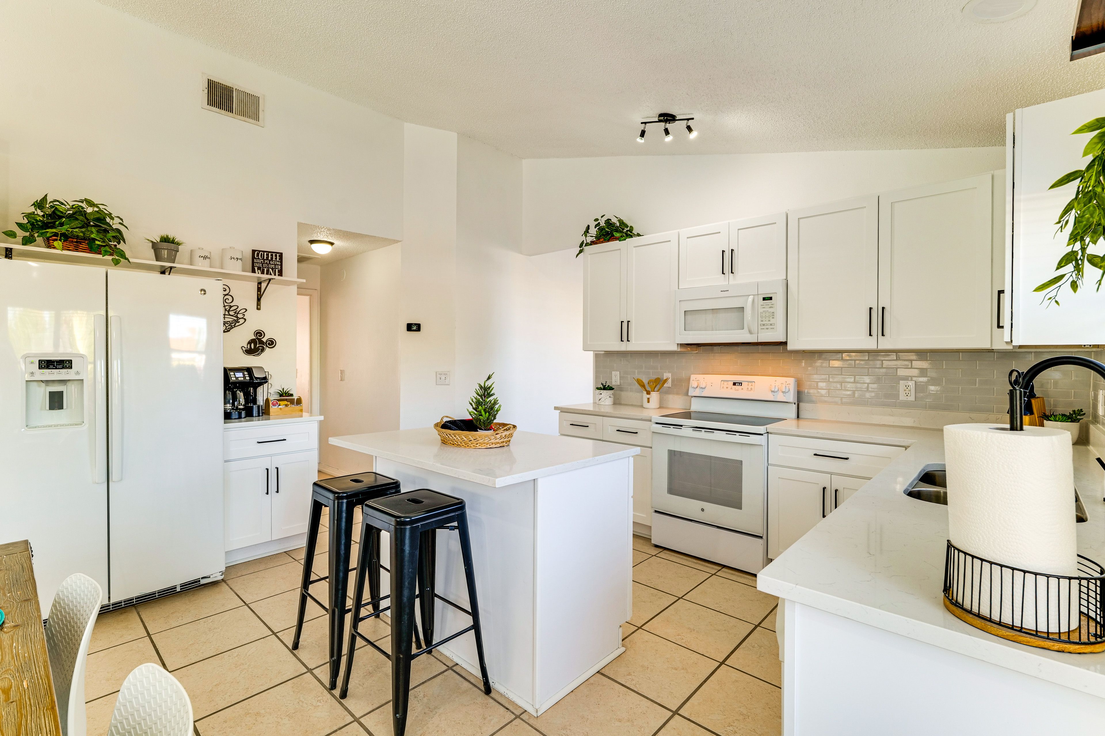 Kitchen | Keurig/Drip Coffee Maker | Blender | Toaster | Cooking Basics