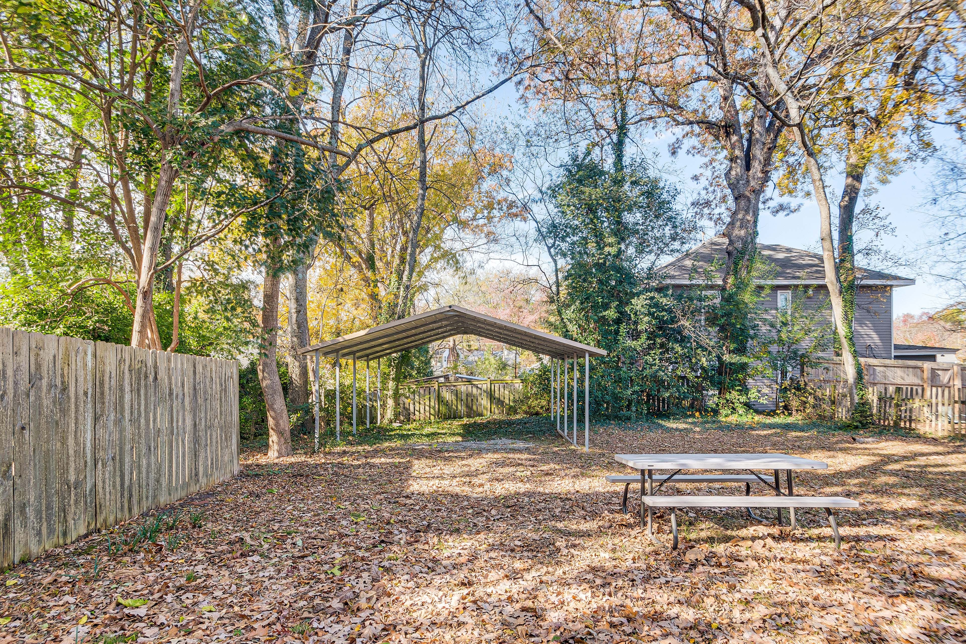 Spacious Backyard | Picnic Table | Charcoal Grill (Supply Your Own Charcoal)