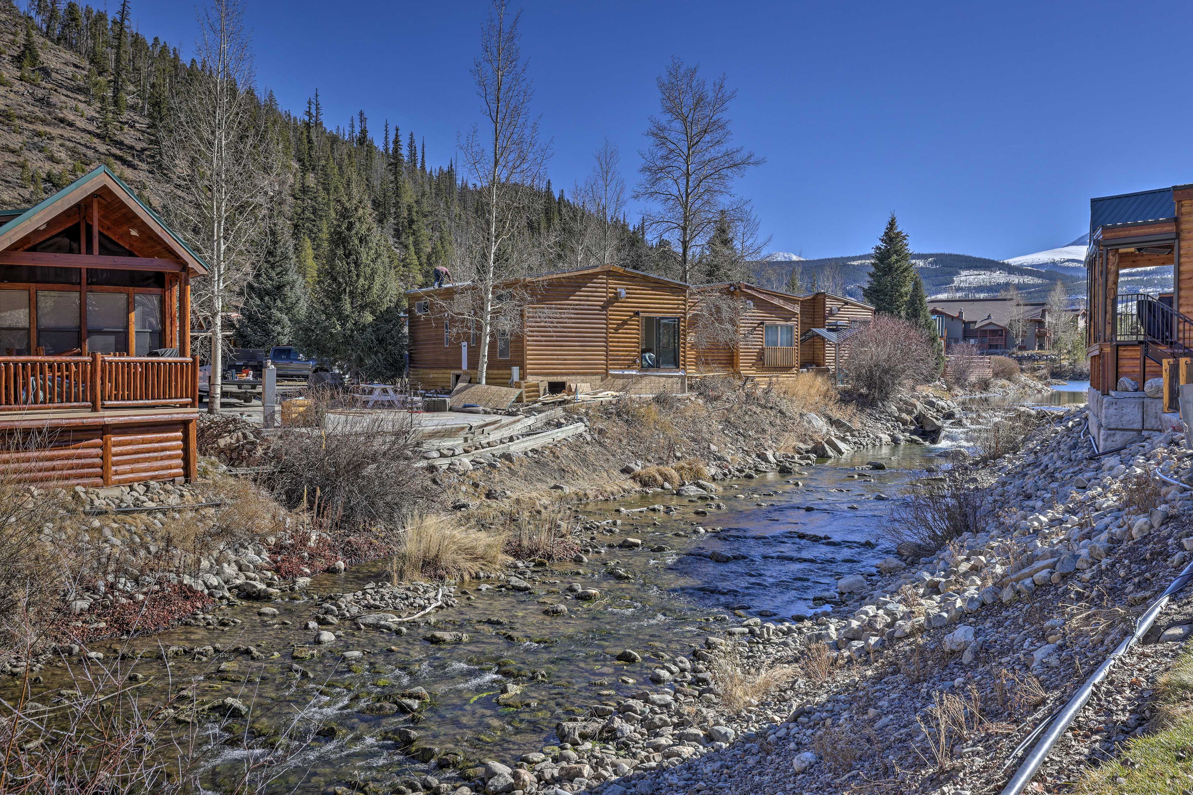 Community Amenities | River