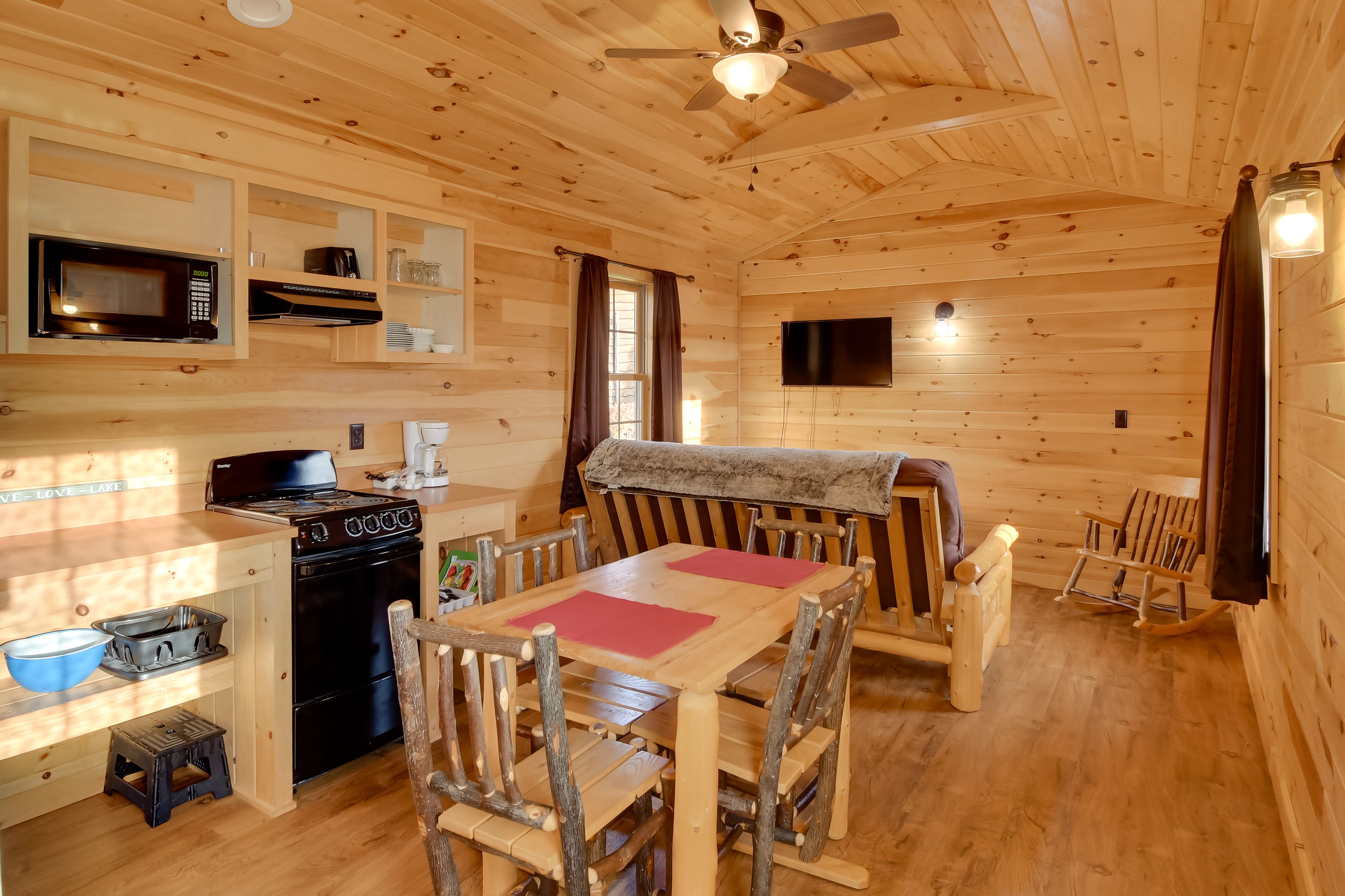 Dining Area & Kitchen