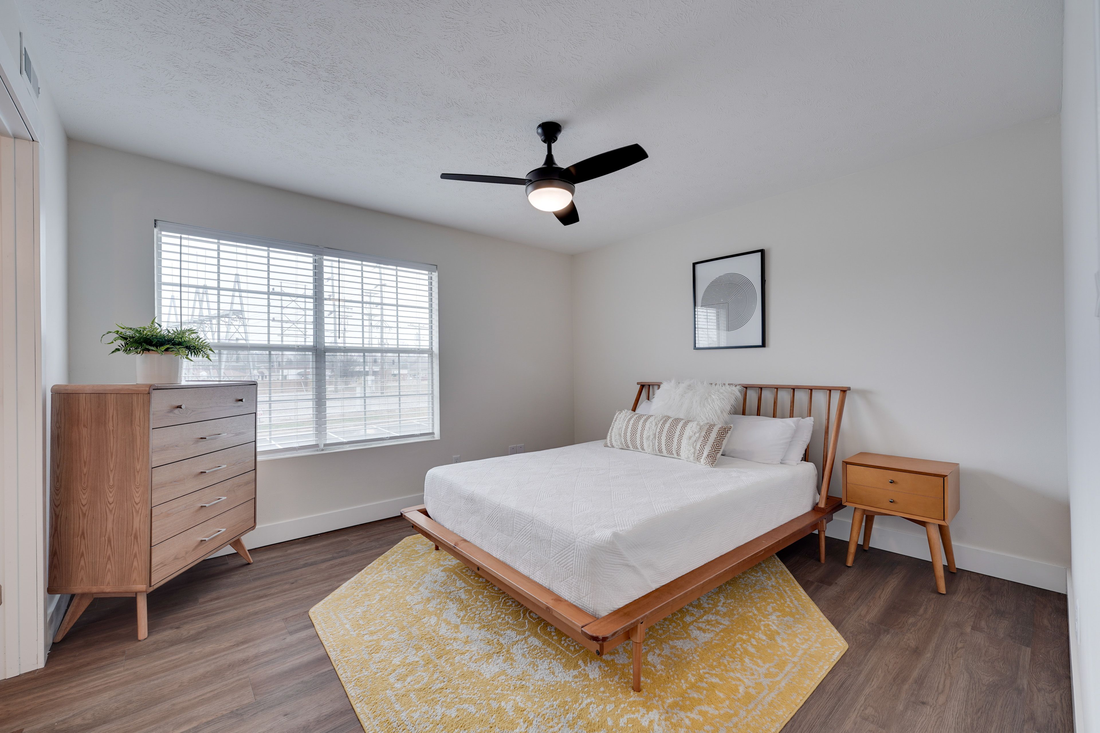 Bedroom 1 | Queen Bed