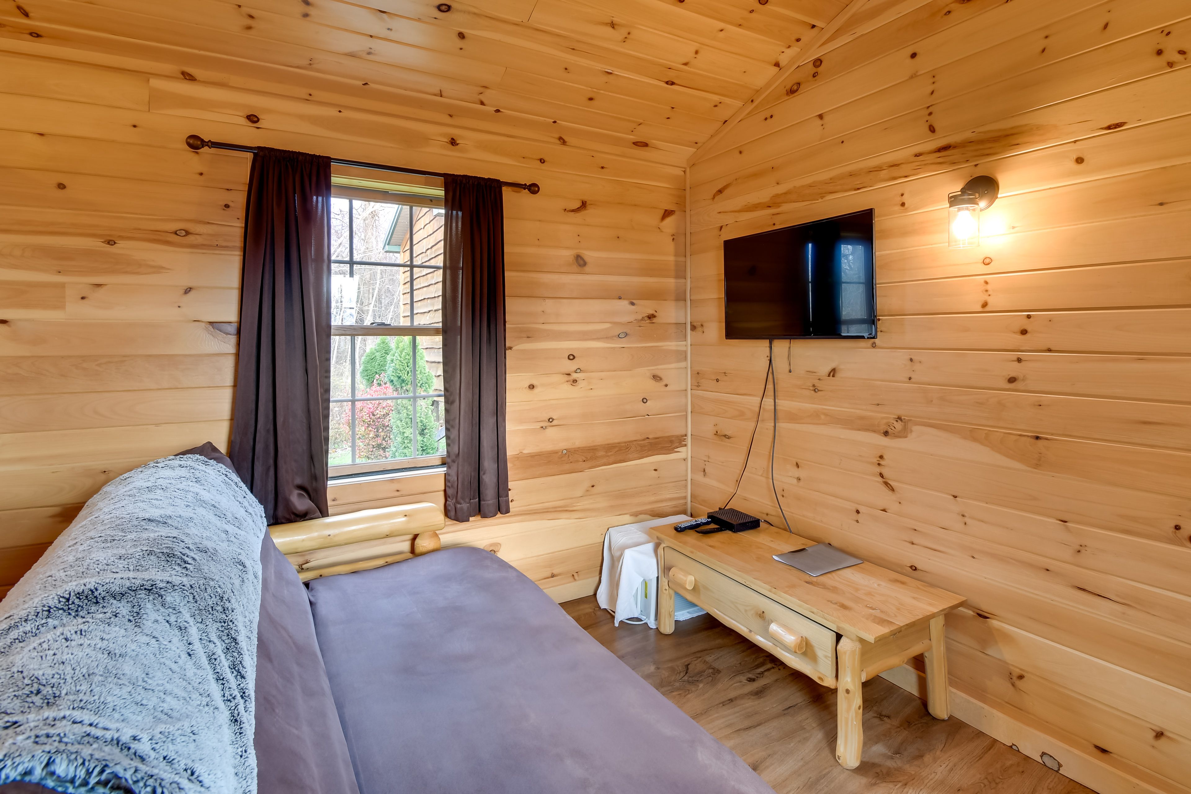 Living Room | Futon | Smart TV | Free WiFi