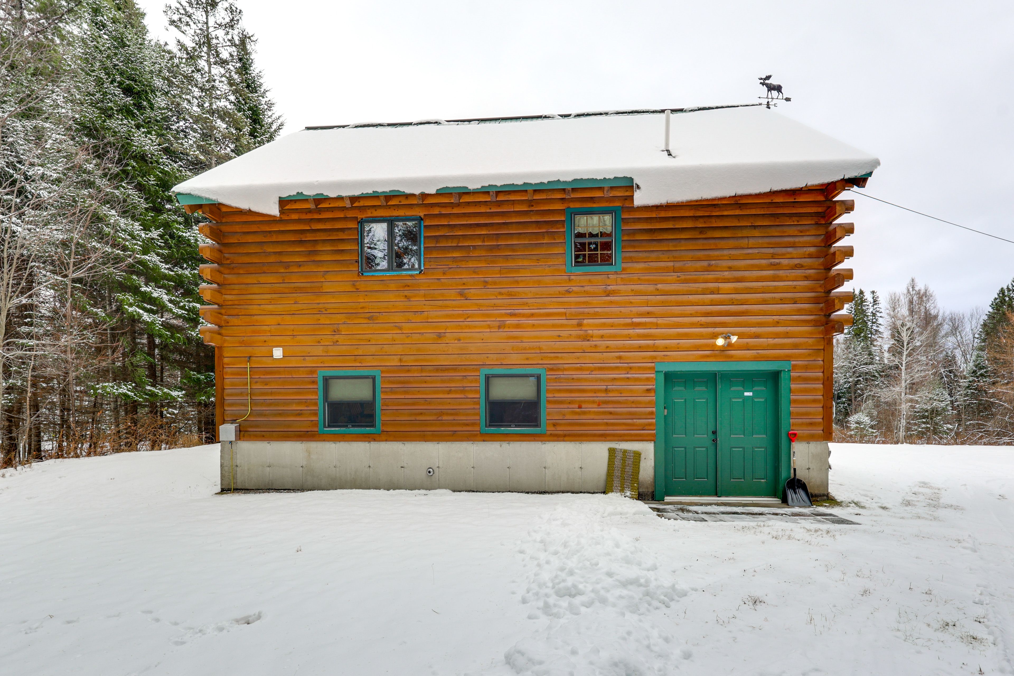 Exterior | Driveway (8 Vehicles)