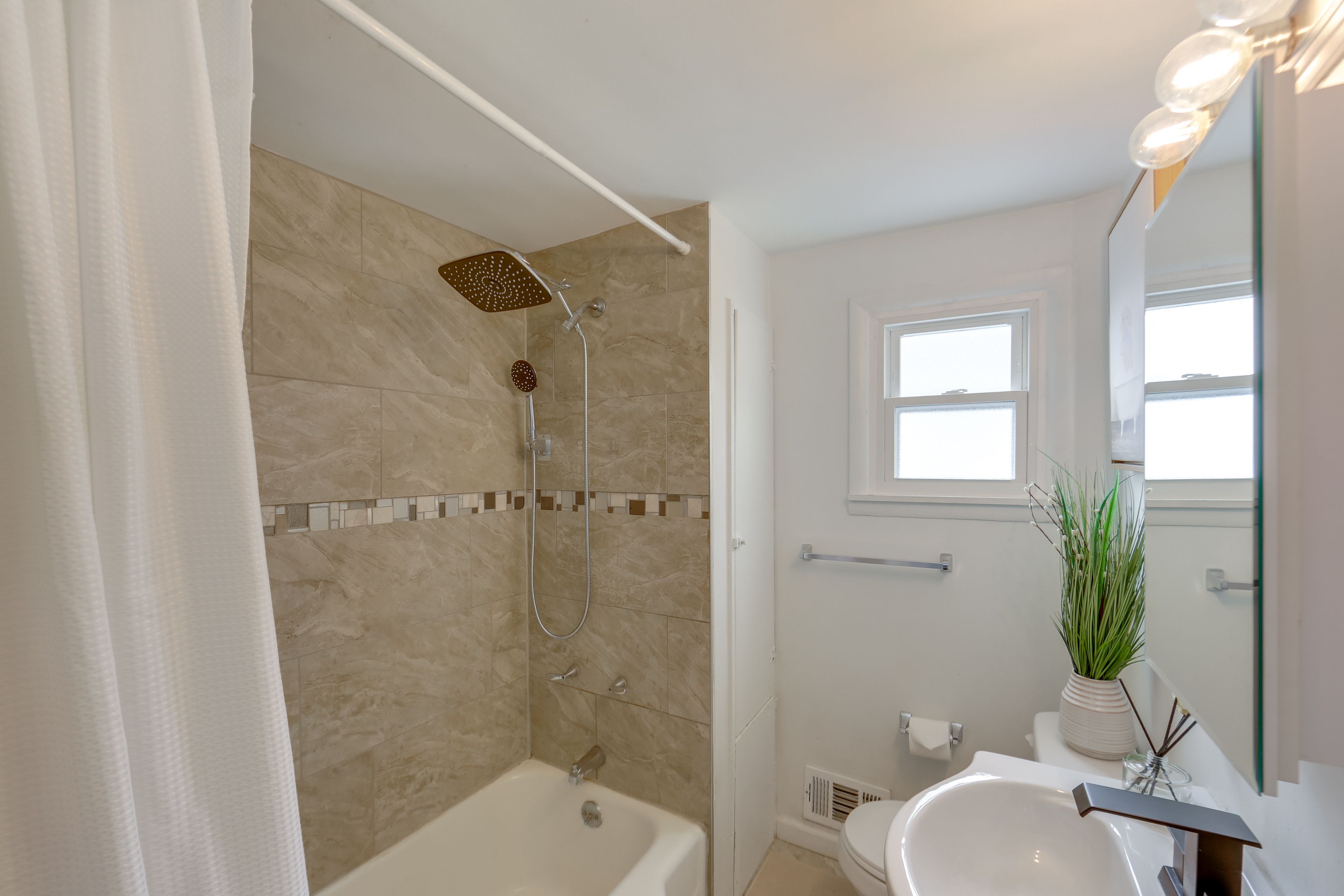 Full Bathroom | 2nd Floor