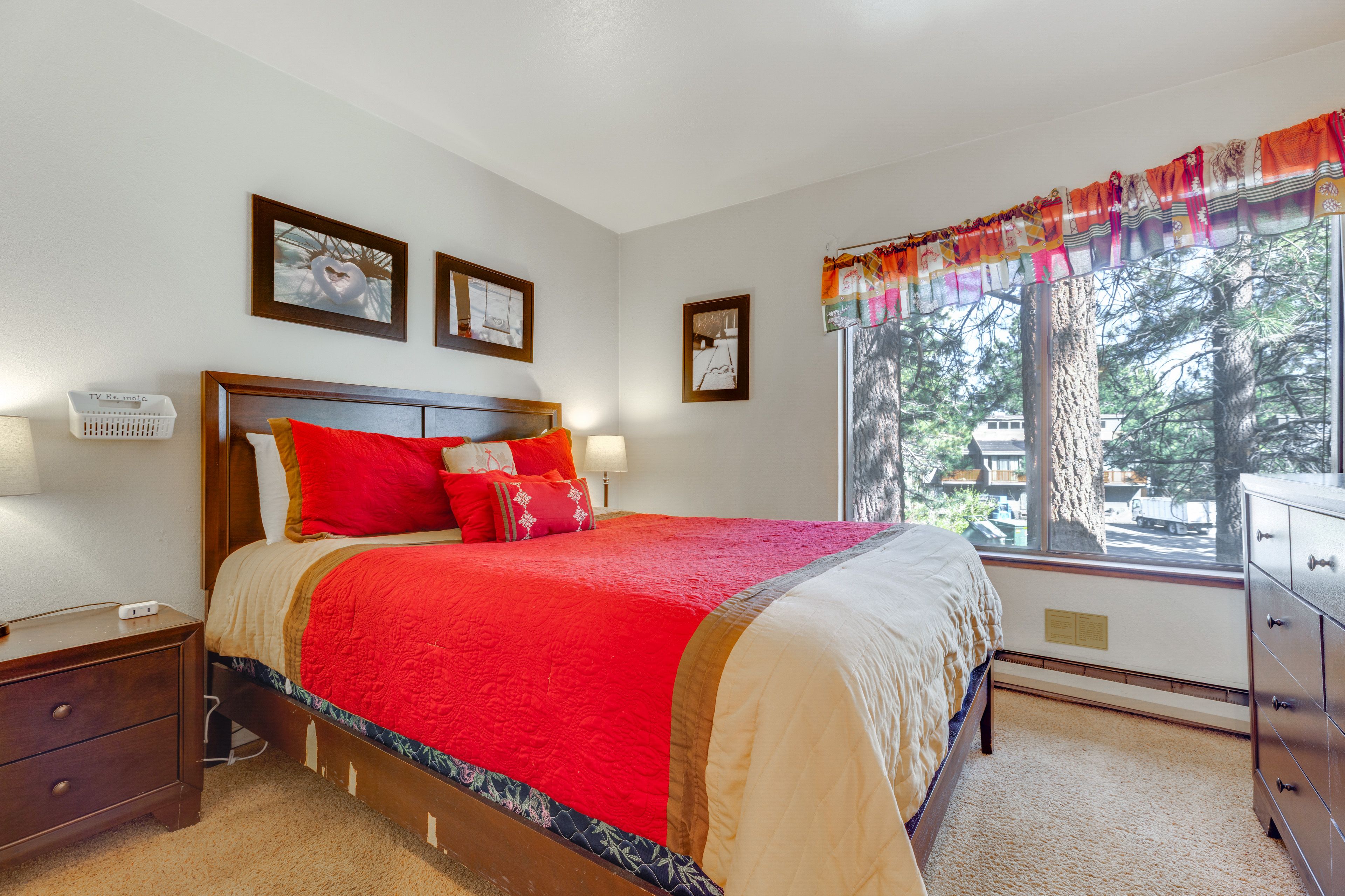 Bedroom 1 | Queen Bed | 1st Floor