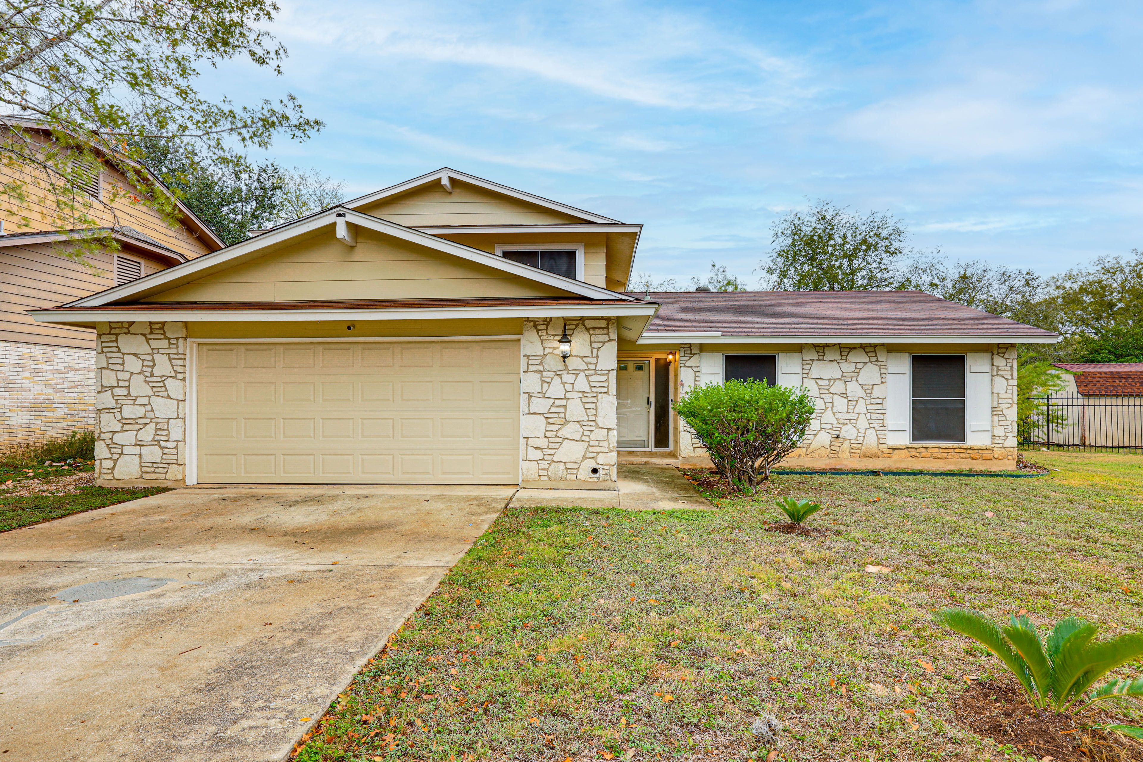 House Exterior | Basketball Hoop