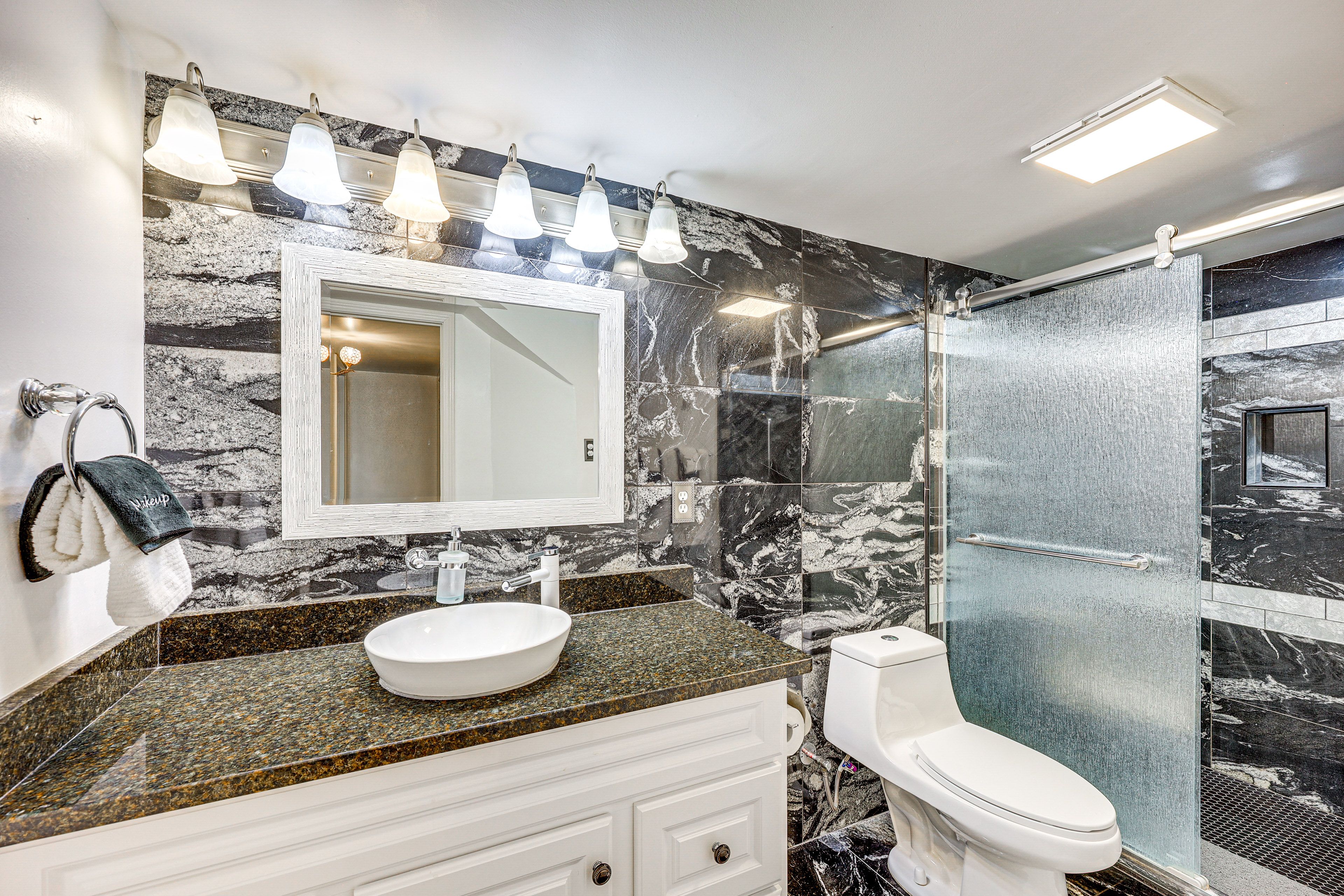 En-Suite Bathroom | Towels & Linens Provided | 1st Floor