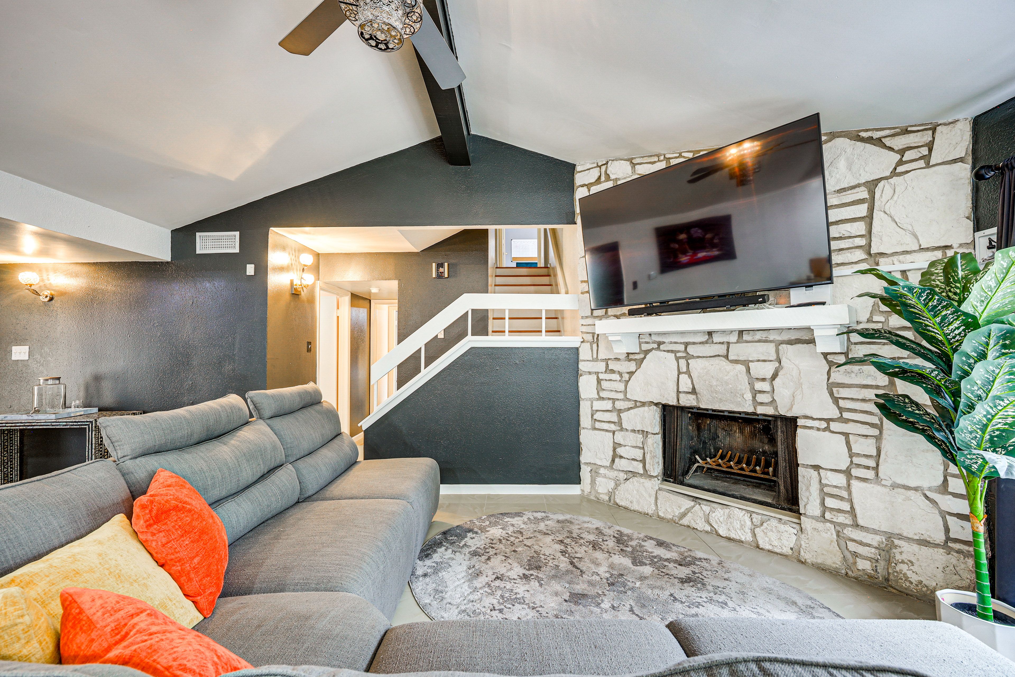 Living Room | Free WiFi | Fireplace