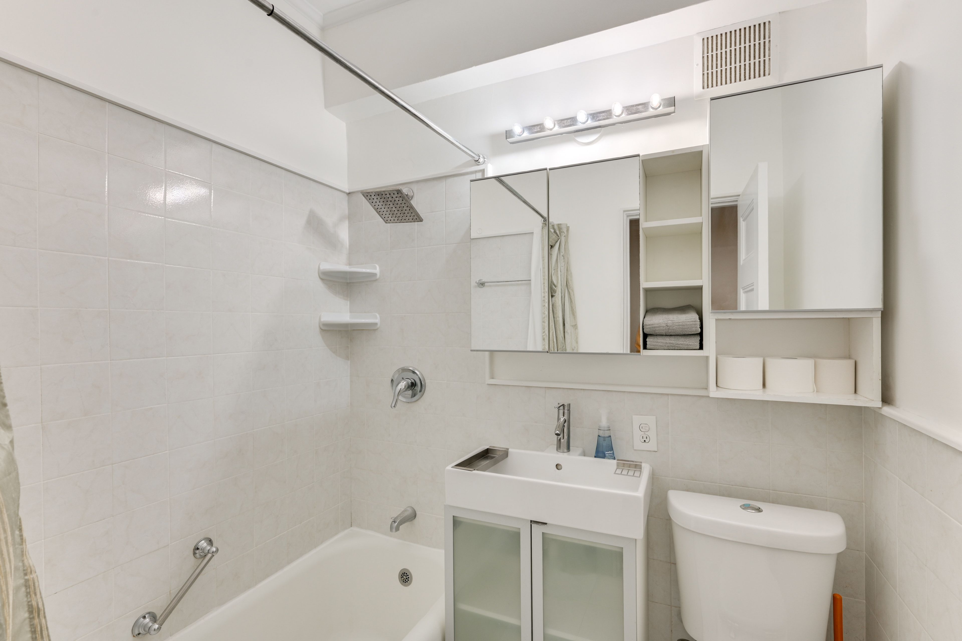 Full Bathroom | Towels Provided | Complimentary Toiletries